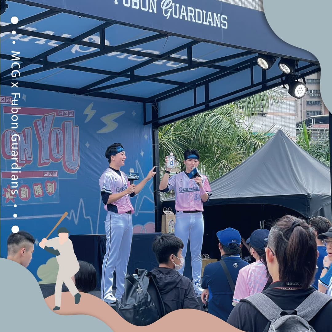 富邦悍將主持人凱文(左)、崔維斯(右)正在介紹大地根迭洗髮精