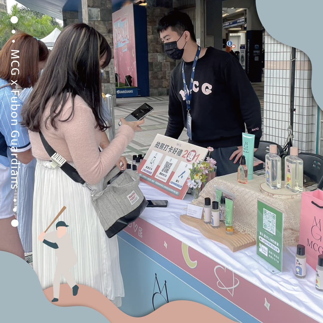 MCG團隊正在為球迷介紹拍照領好禮活動