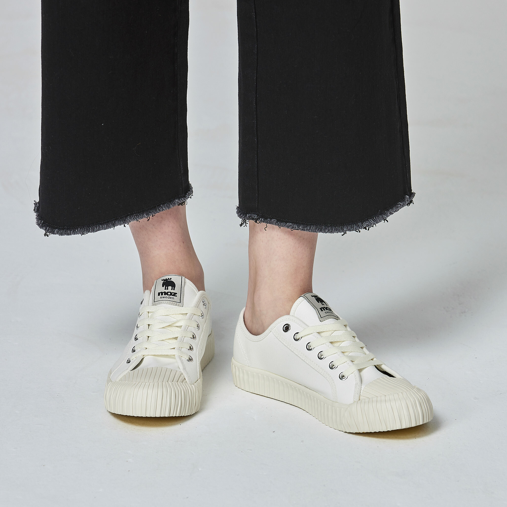 【惜福商品$999】moz瑞典【男女款】駝鹿綁帶式帆布餅乾鞋-經典白