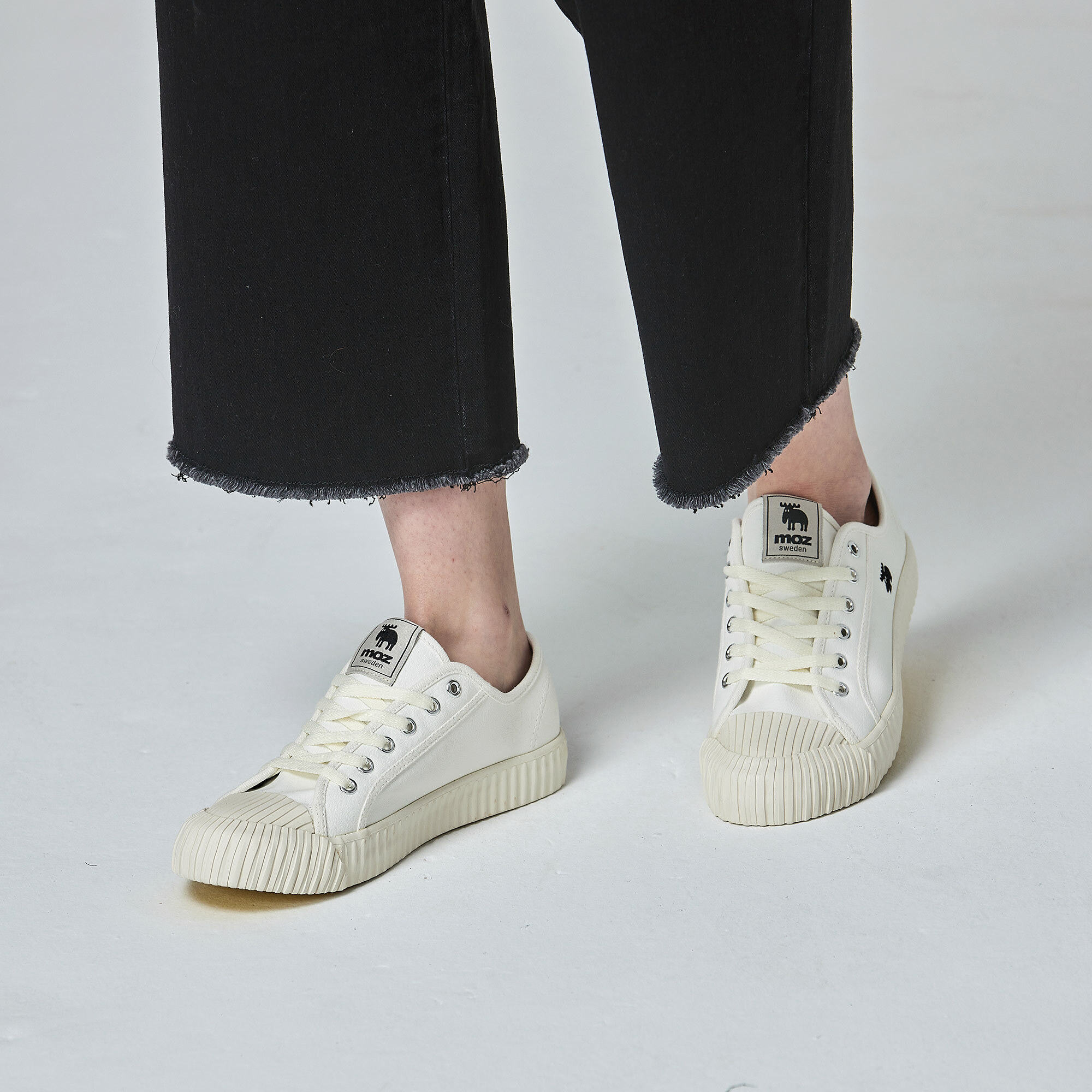 【惜福商品$999】moz瑞典【男女款】駝鹿綁帶式帆布餅乾鞋-經典白