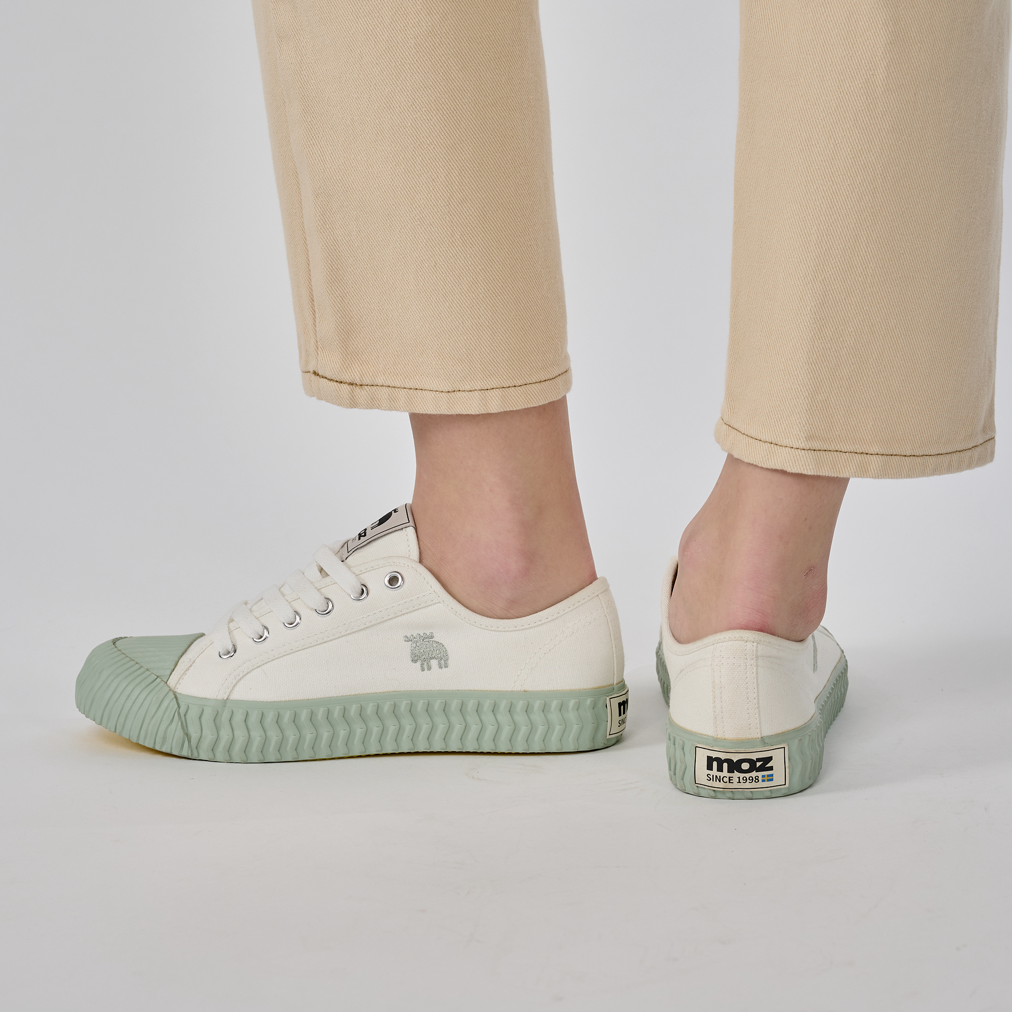 【惜福商品$699】moz瑞典 駝鹿綁帶式帆布併色餅乾鞋(文青藍)