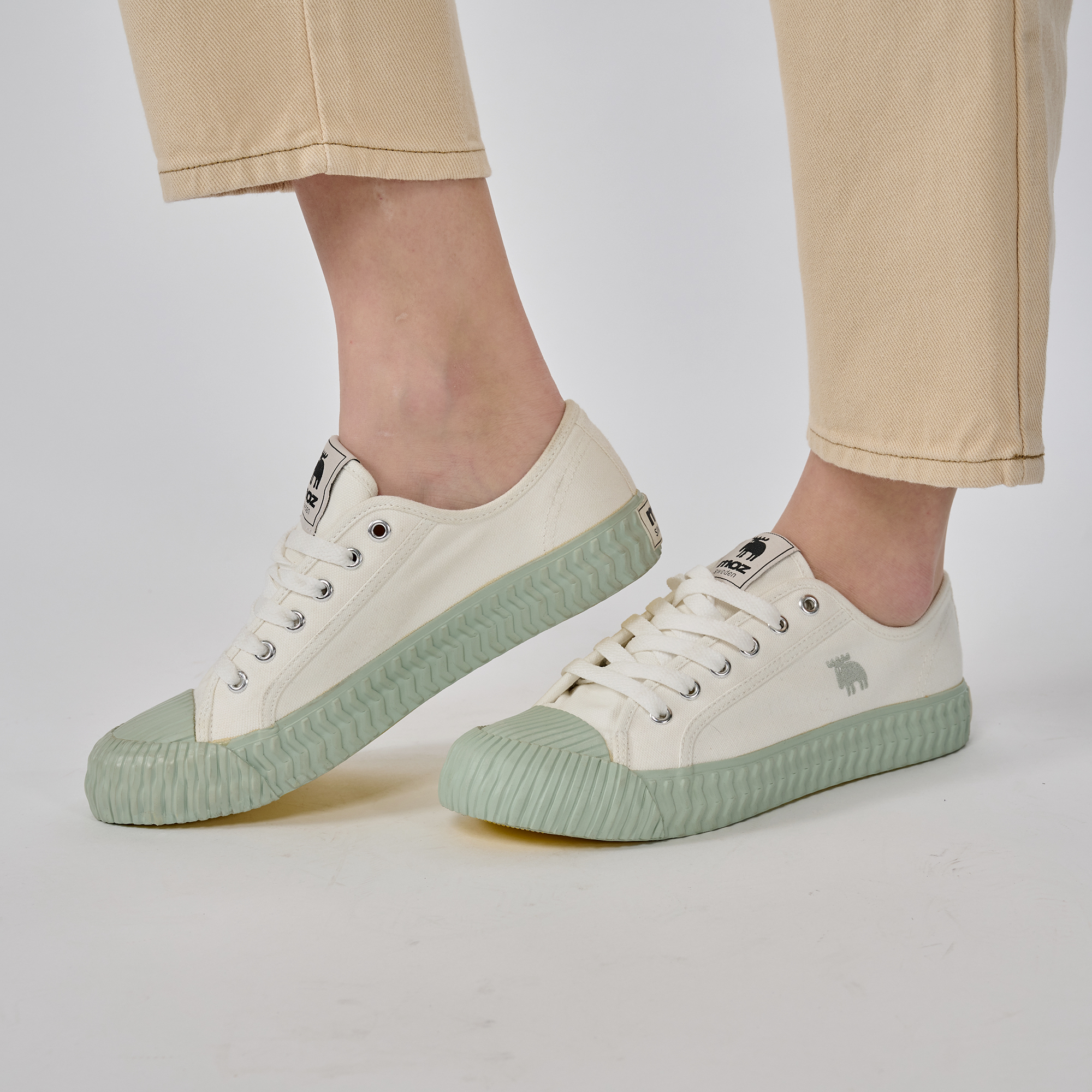 【惜福商品$699】moz瑞典 駝鹿綁帶式帆布併色餅乾鞋(文青藍)