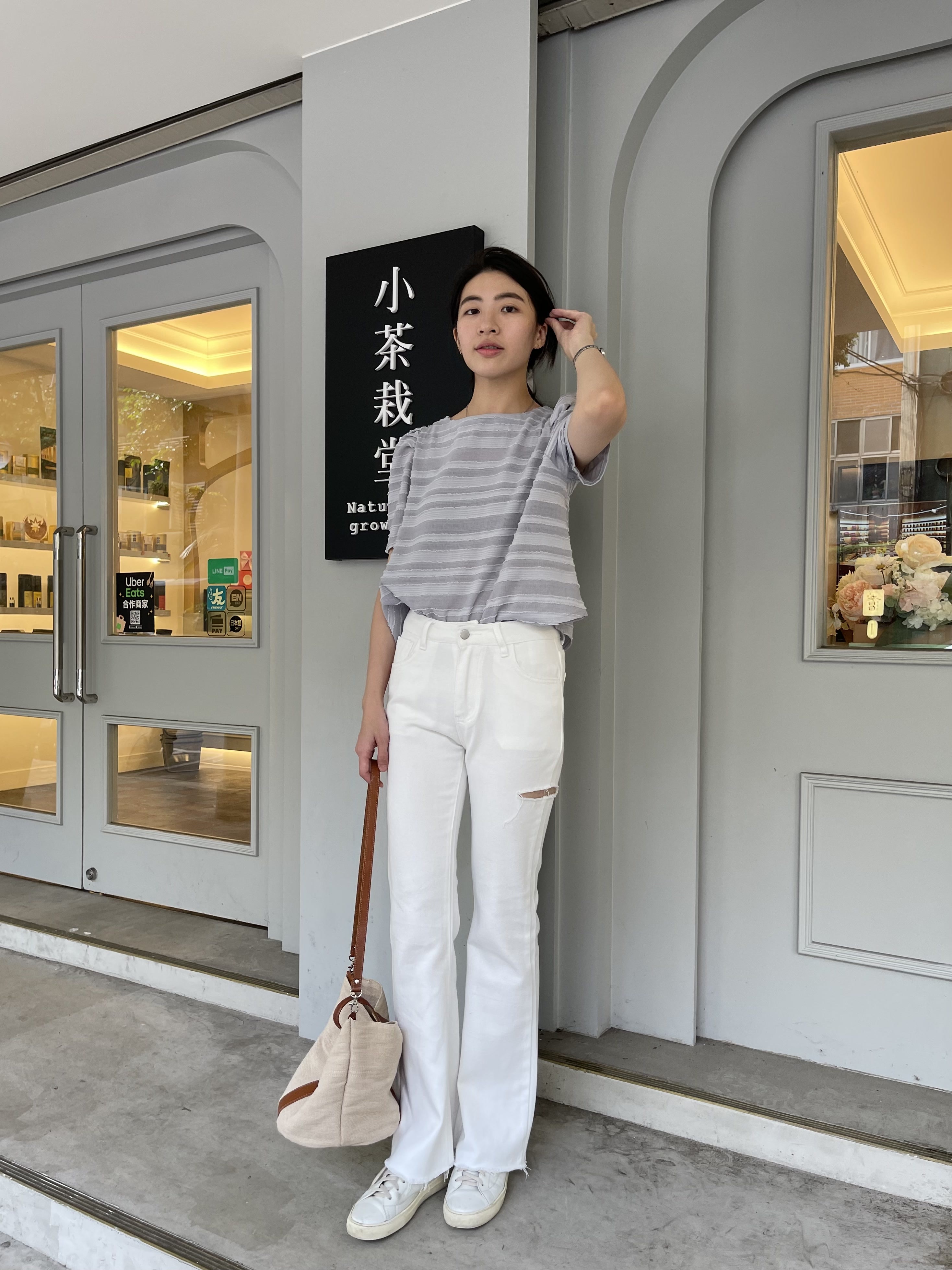 顯瘦側割破微喇叭牛仔褲