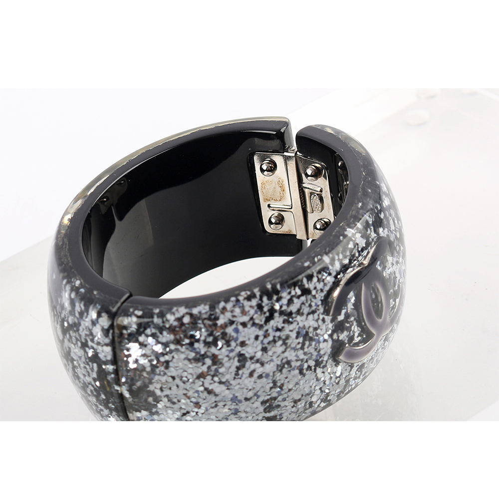 【CHANEL】CC Logo 亮片磁吸寬手鐲(藍色)