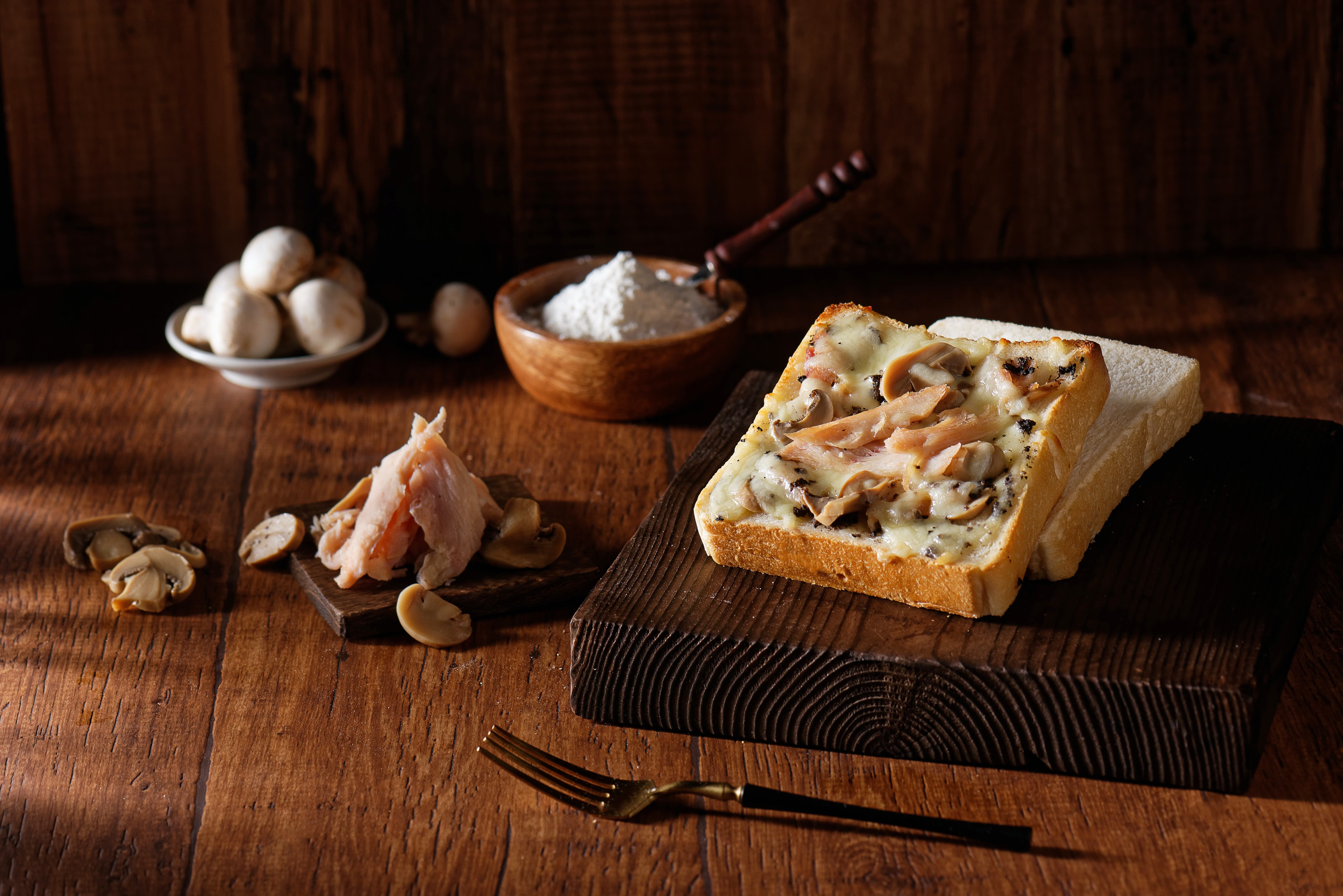 松露蘑菇燻雞 生吐司厚片