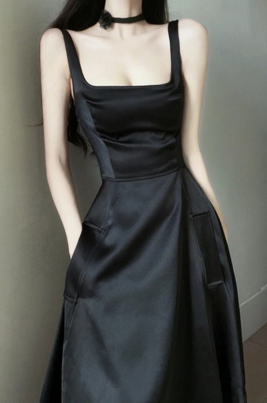 暗黑系 光澤感方領洋裝(黑/白)