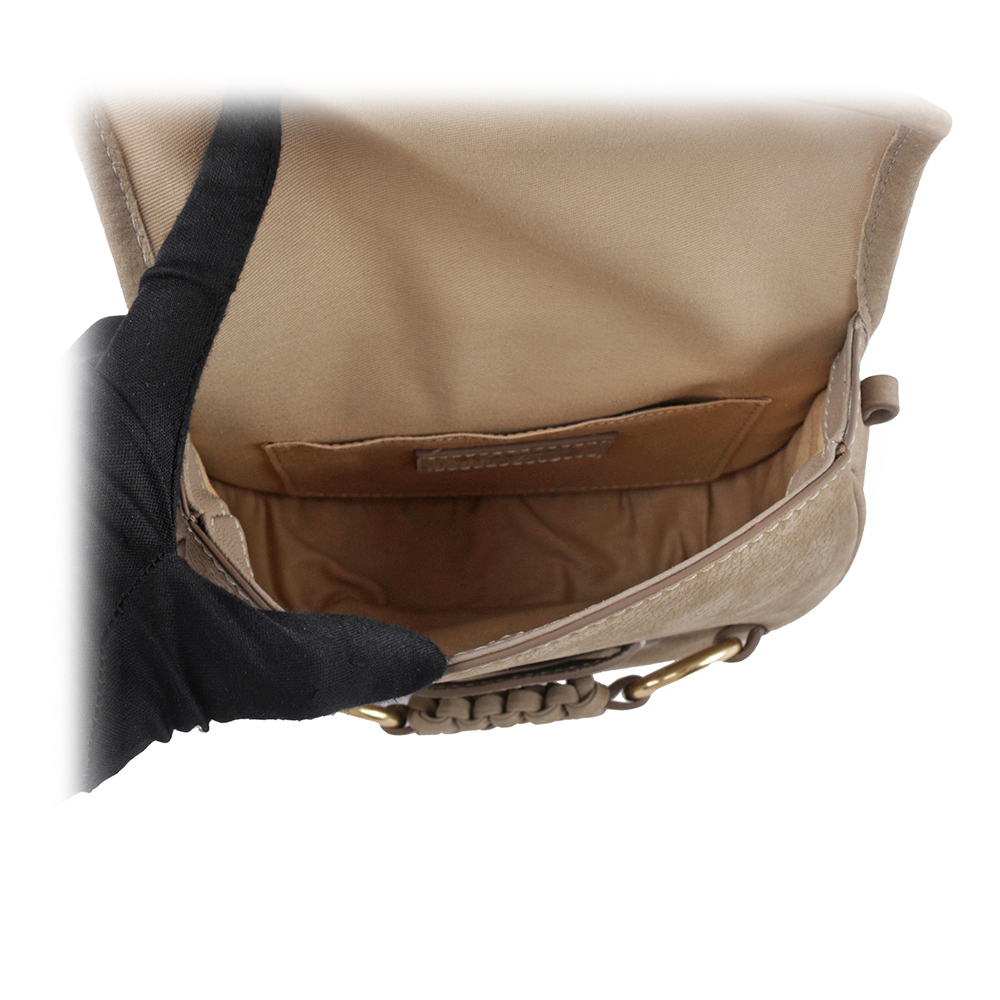 【SEE BY CHLOE】Saddie 絨面牛皮翻蓋斜背包(灰色)