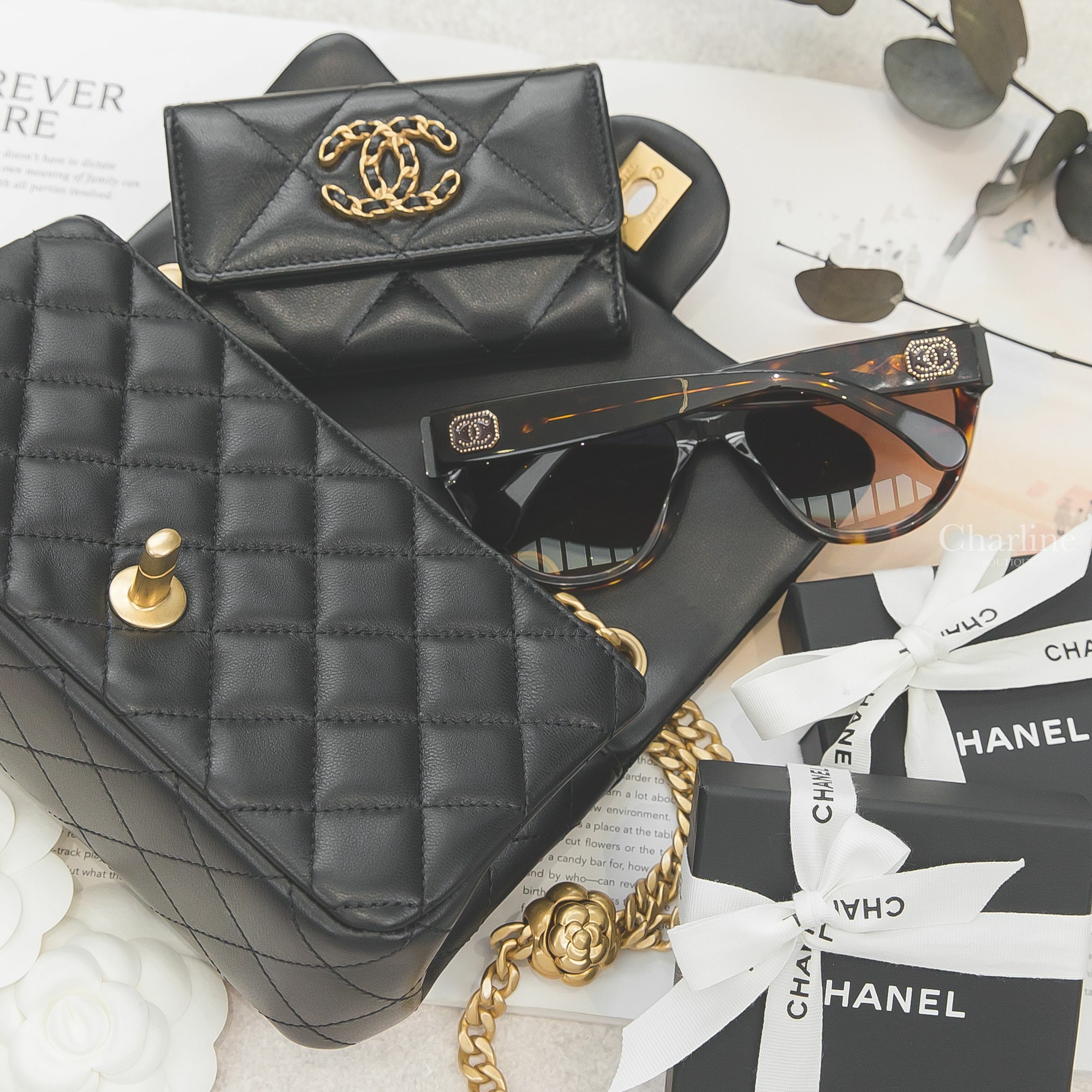 Chanel Butterfly Sunglasses 深棕色玳瑁蝴蝶型棕色漸層鏡片側邊金色方框CC太陽眼鏡,黑色金CC金色山茶花鍊帶20cm小羊皮菱格紋手提肩背包,黑色金鍊帶CC大菱格羊皮前釦式零錢包-Charline Boutique 精品代購