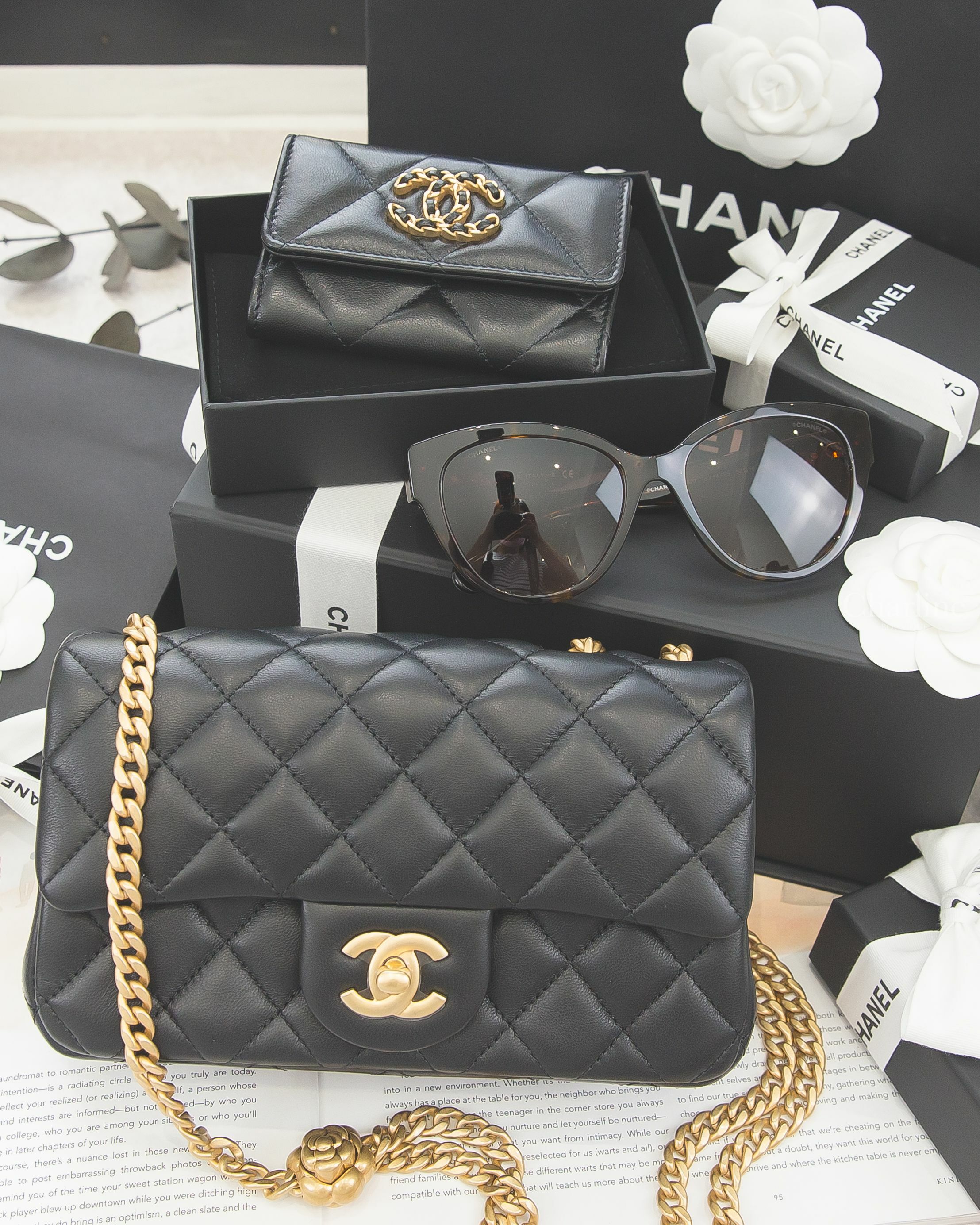 Chanel Butterfly Sunglasses 深棕色玳瑁蝴蝶型棕色漸層鏡片側邊金色方框CC太陽眼鏡,黑色金CC金色山茶花鍊帶20cm小羊皮菱格紋手提肩背包,黑色金鍊帶CC大菱格羊皮前釦式零錢包-Charline Boutique 精品代購