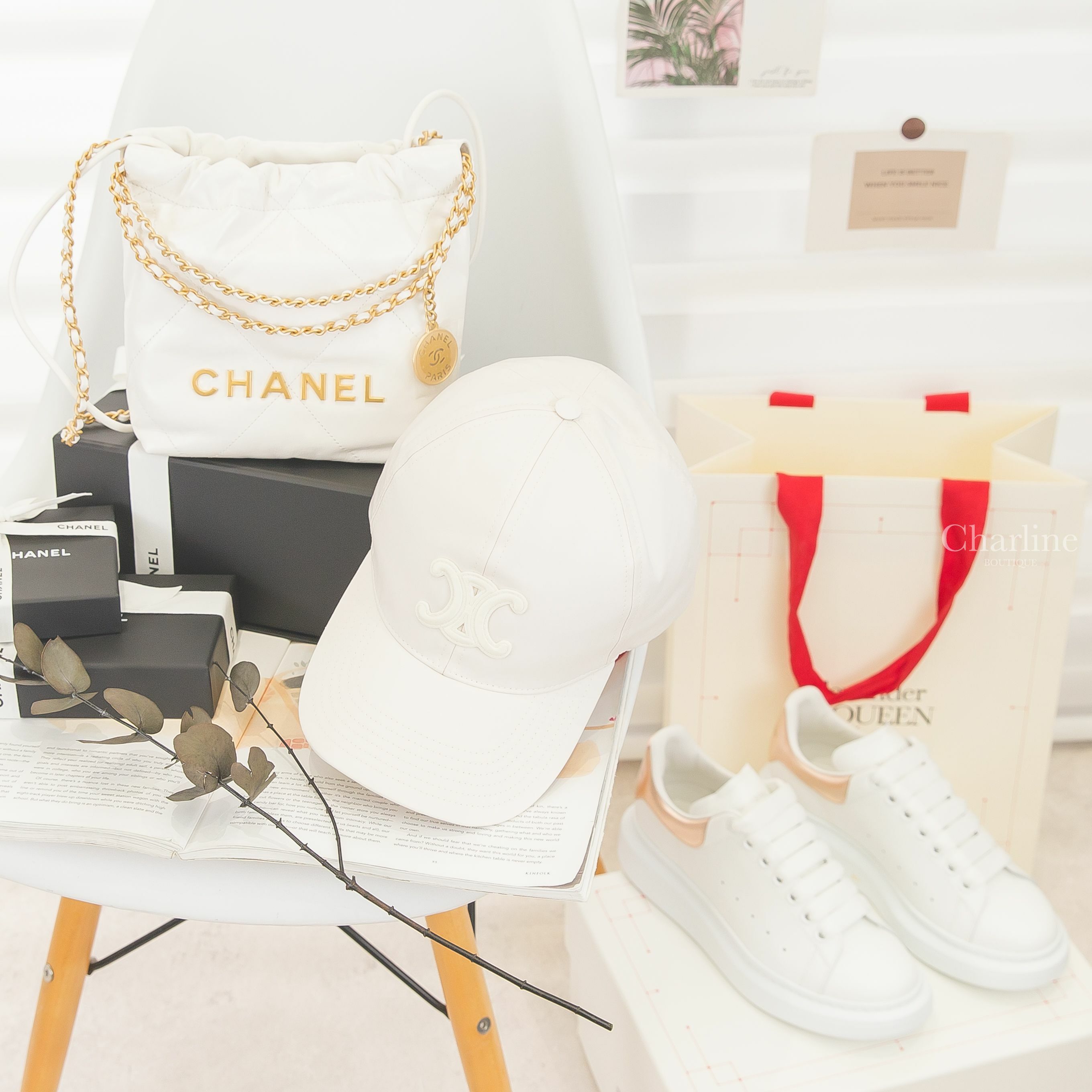 Alexander McQueen Sneaker 白色玫瑰金小牛皮運動鞋,Chanel 22 Mini 白色金字徽章鍊帶迷你小牛皮大菱格紋手提肩背包,Celine 奶白色刺繡白色凱旋門棉質棒球帽-Charline Boutique 精品代購