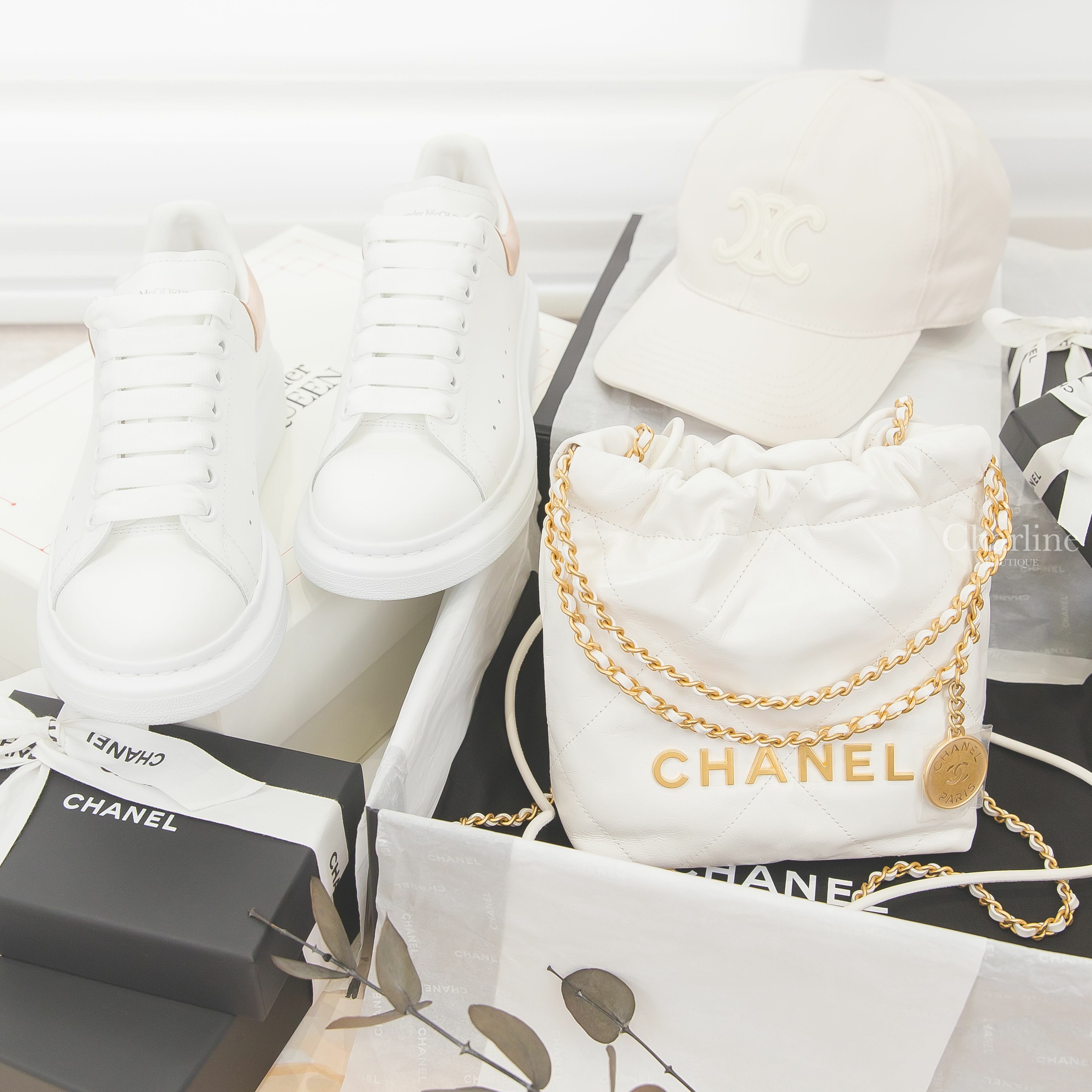 Alexander McQueen Sneaker 白色玫瑰金小牛皮運動鞋,Chanel 22 Mini 白色金字徽章鍊帶迷你小牛皮大菱格紋手提肩背包,Celine 奶白色刺繡白色凱旋門棉質棒球帽-Charline Boutique 精品代購