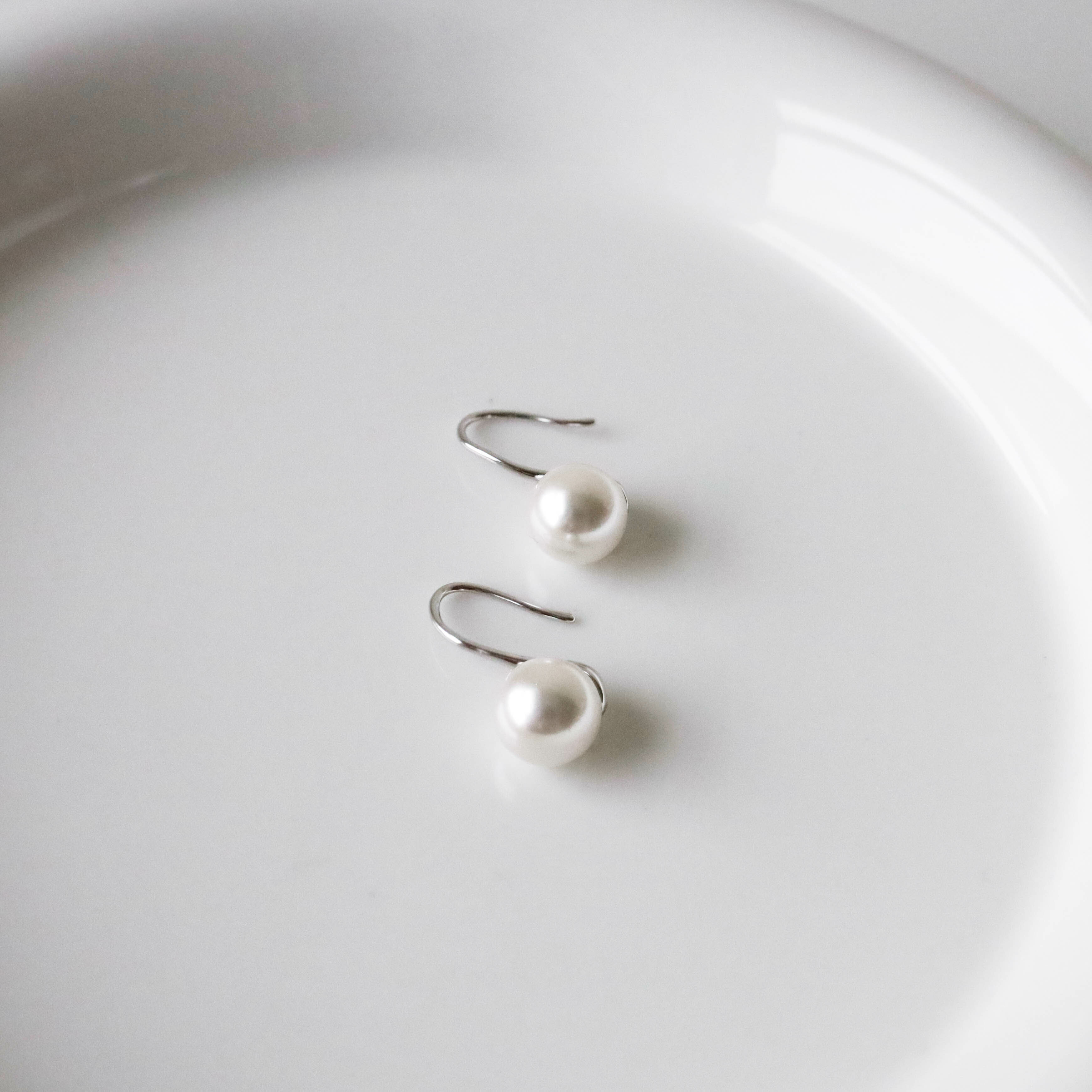 925純銀白珍珠勾式耳環