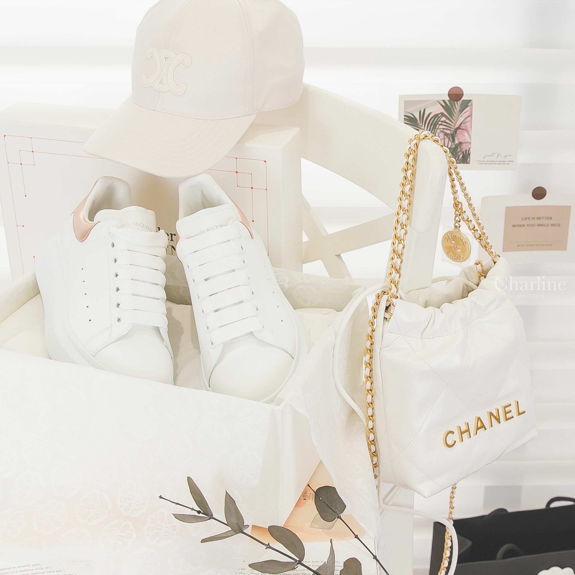 Alexander McQueen Sneaker 白色玫瑰金小牛皮運動鞋,Chanel 22 Mini 白色金字徽章鍊帶迷你小牛皮大菱格紋手提肩背包,Celine 奶白色刺繡白色凱旋門棉質棒球帽-Charline Boutique 精品代購