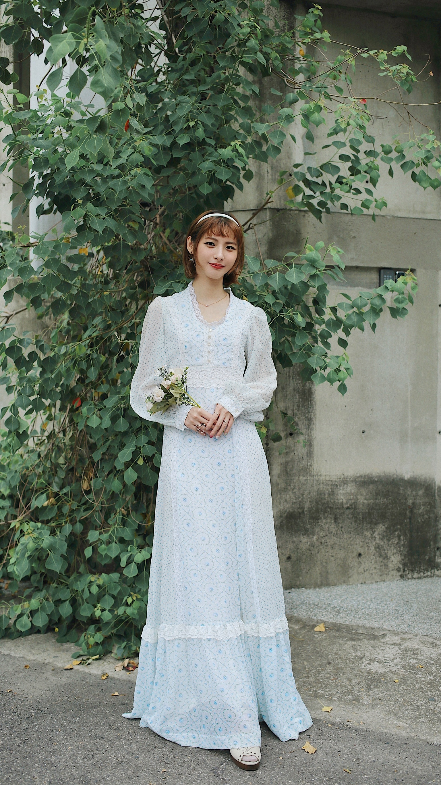 Vintage Dress / 古著滿版藍花拼接蕾絲皇后領禮服