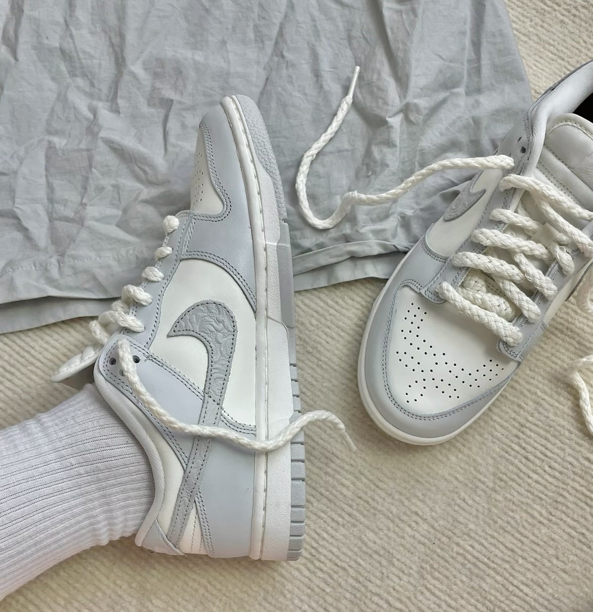 WMNS Nike Dunk Low Needlework 浮雕 灰白 FJ4553-133【預購商品】