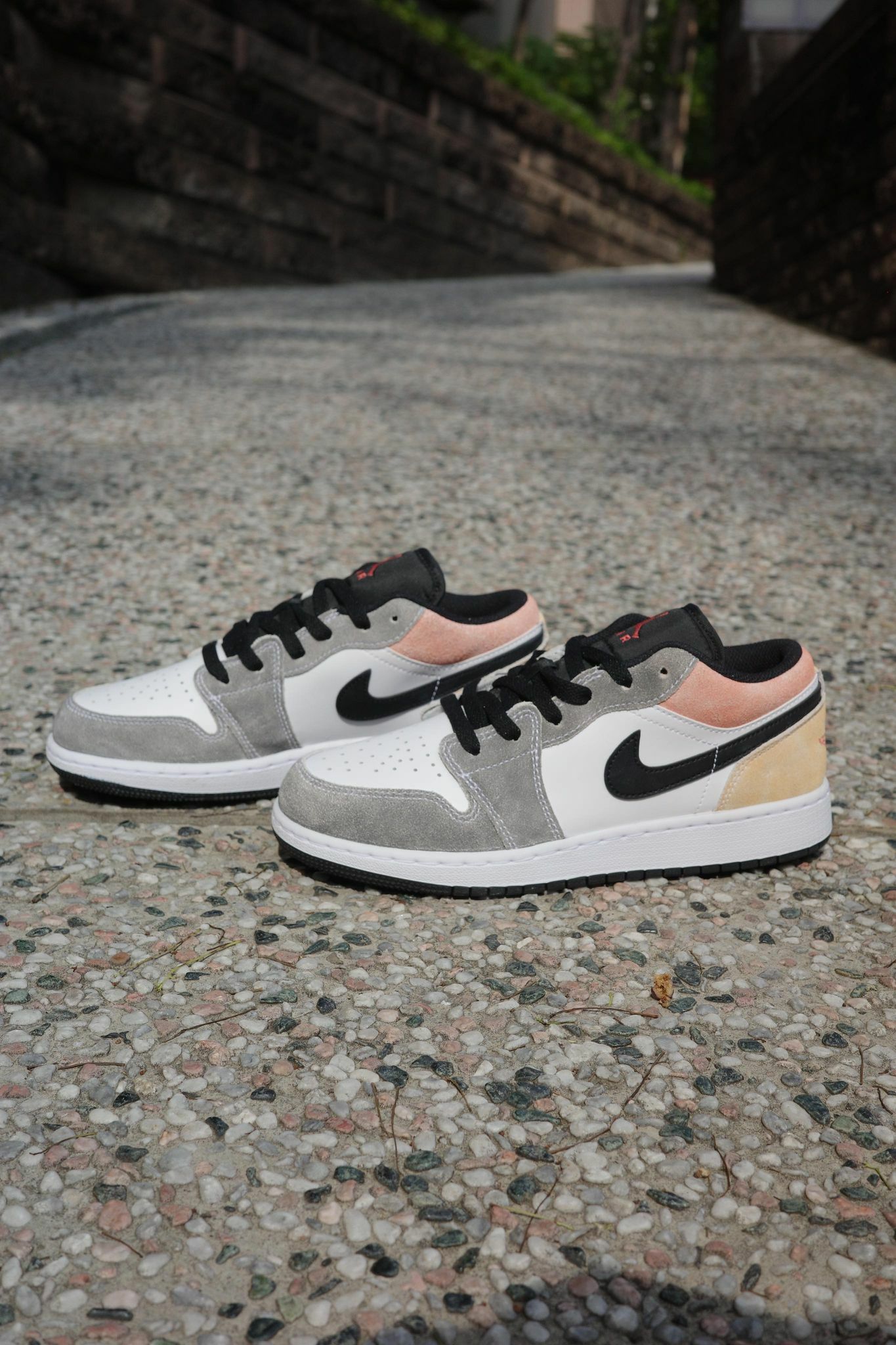 NIKE JODAN 1 LOW SE GS 灰紅大童鞋DX4374-008