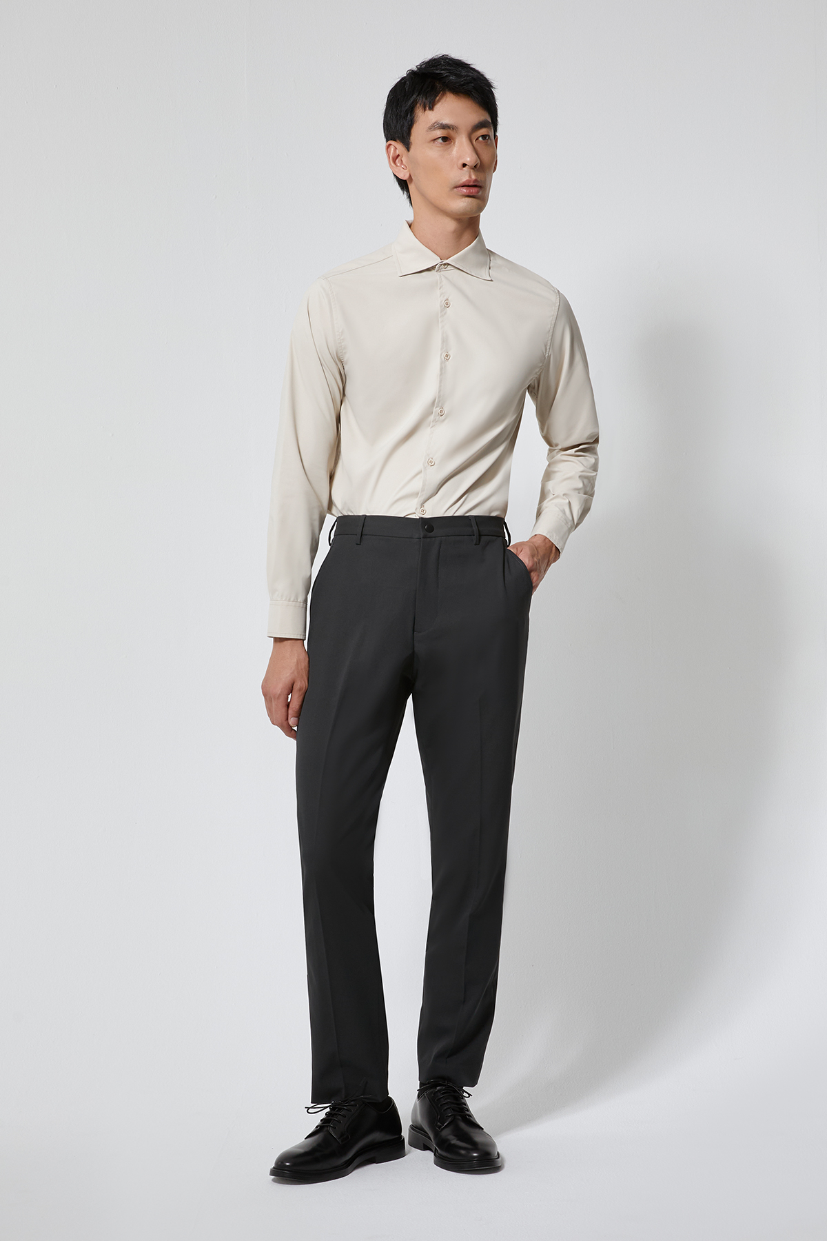 BIZ 防潑水西裝褲 SLIM 男（霧黑）