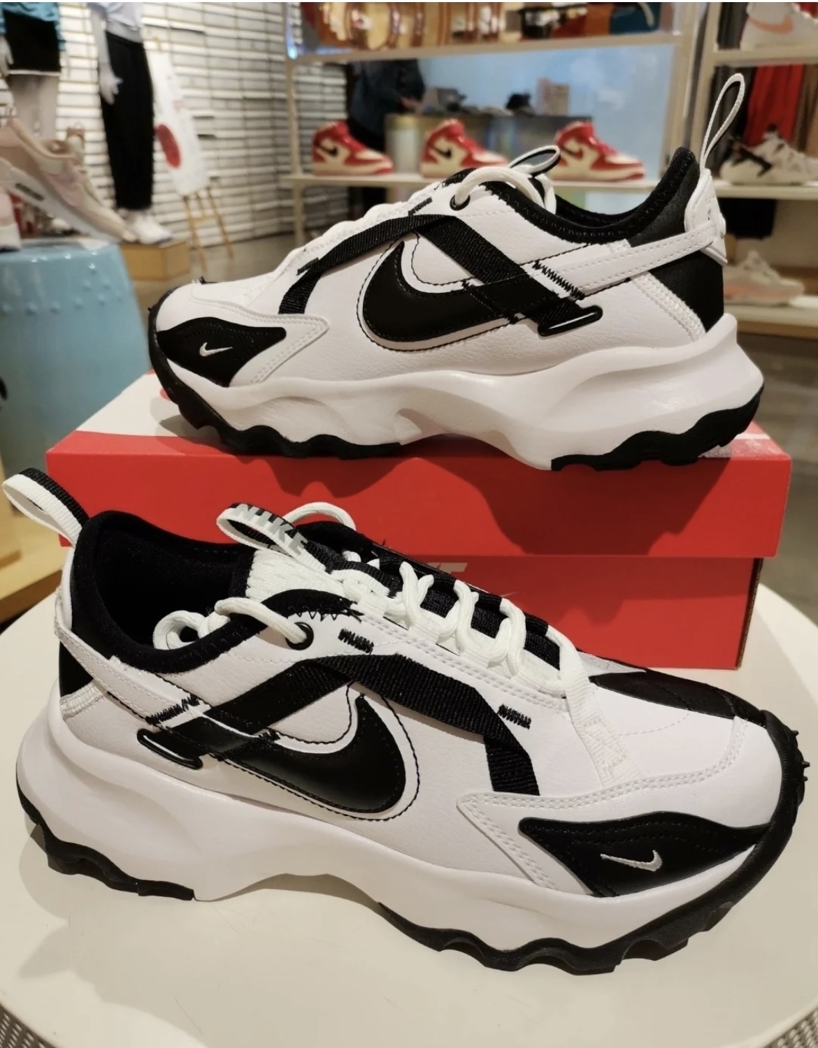 tc7900 nike white