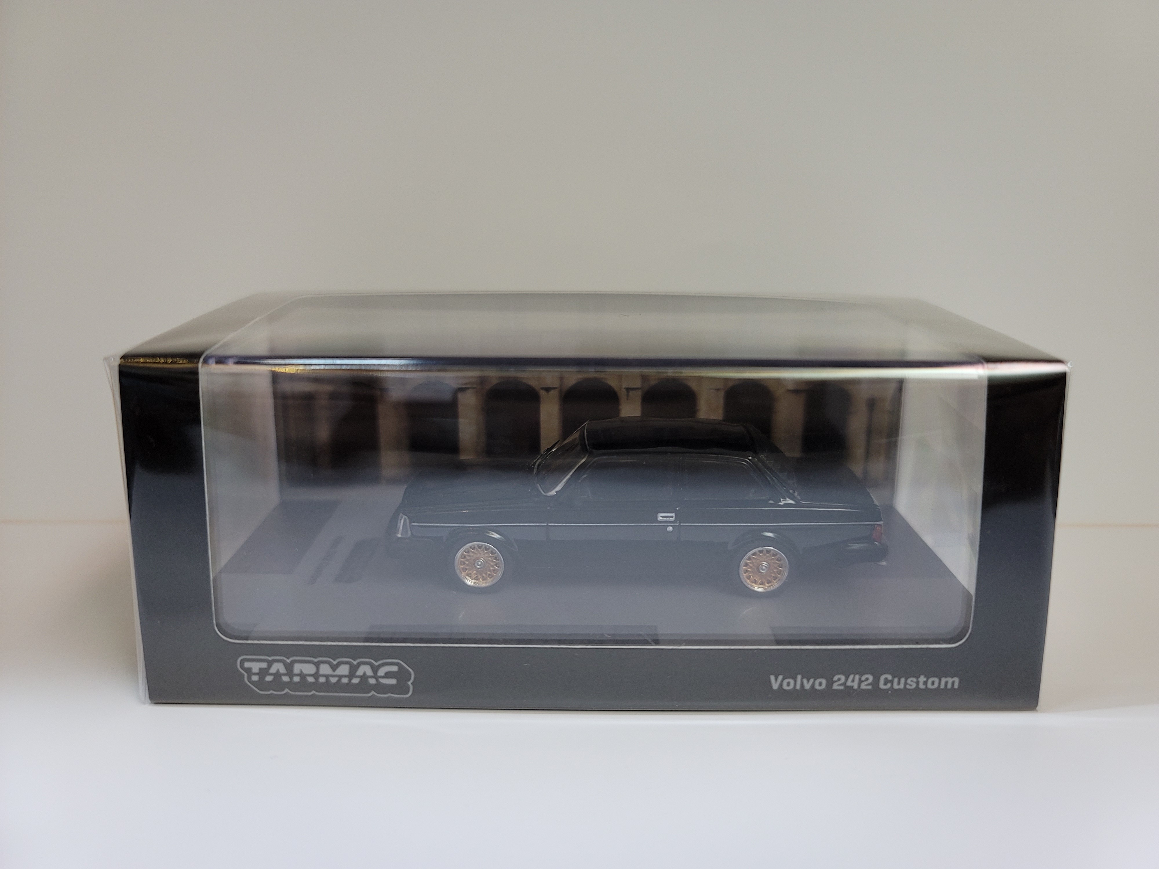 TARMAC WORKS 1:64 Volvo 242 Personalizzato (Verde) – ROAD64