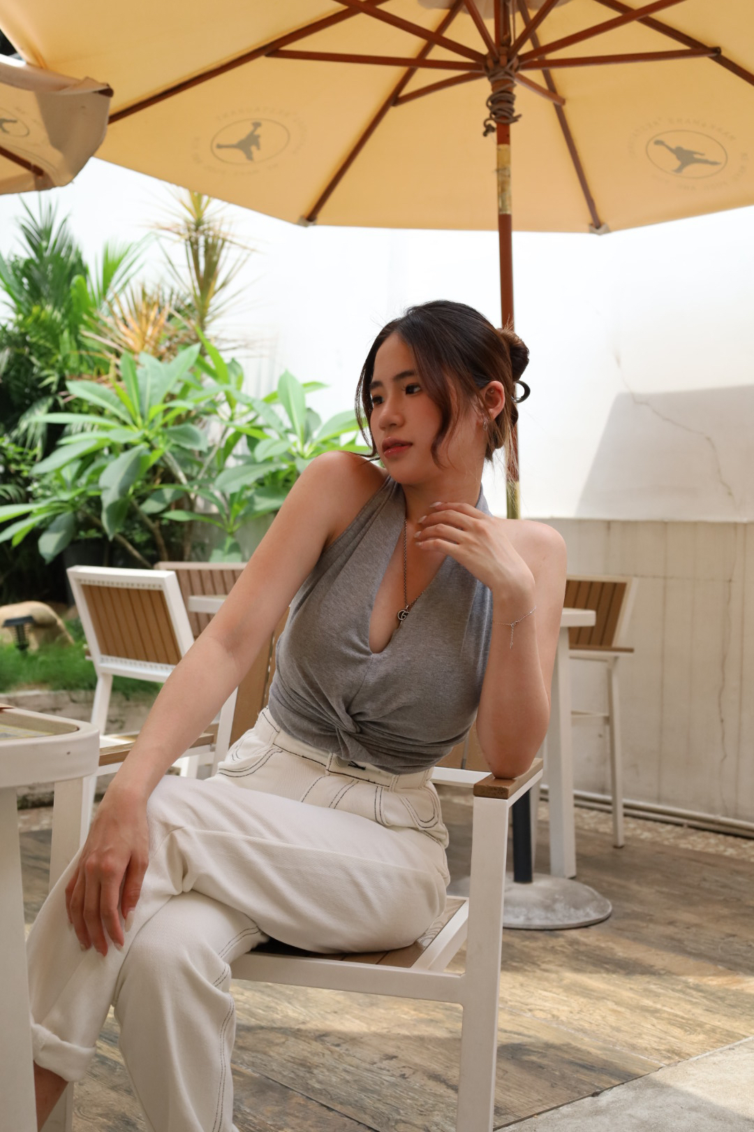 扭結繞脖美背上衣