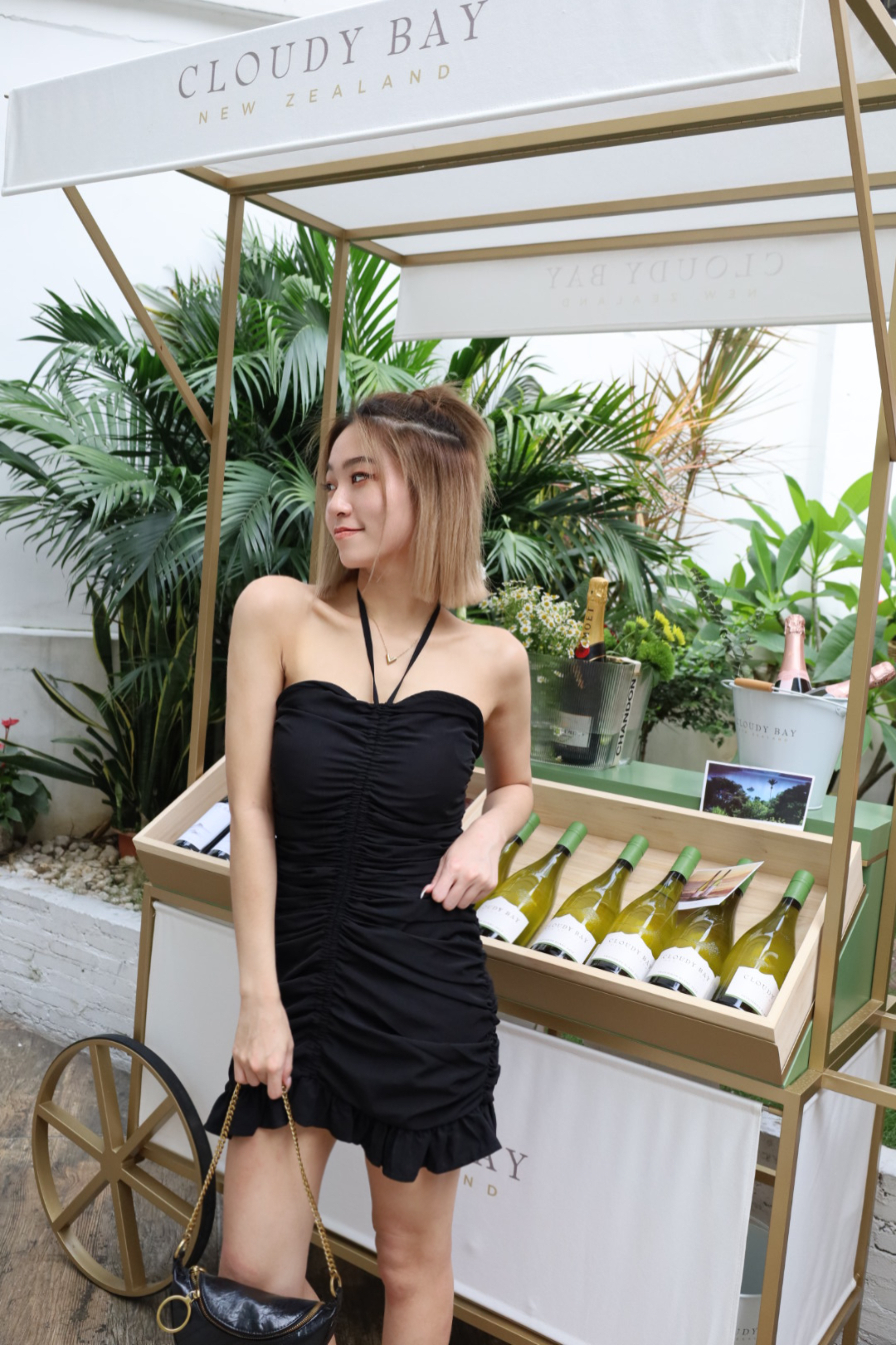 繞脖荷葉裙襬洋裝