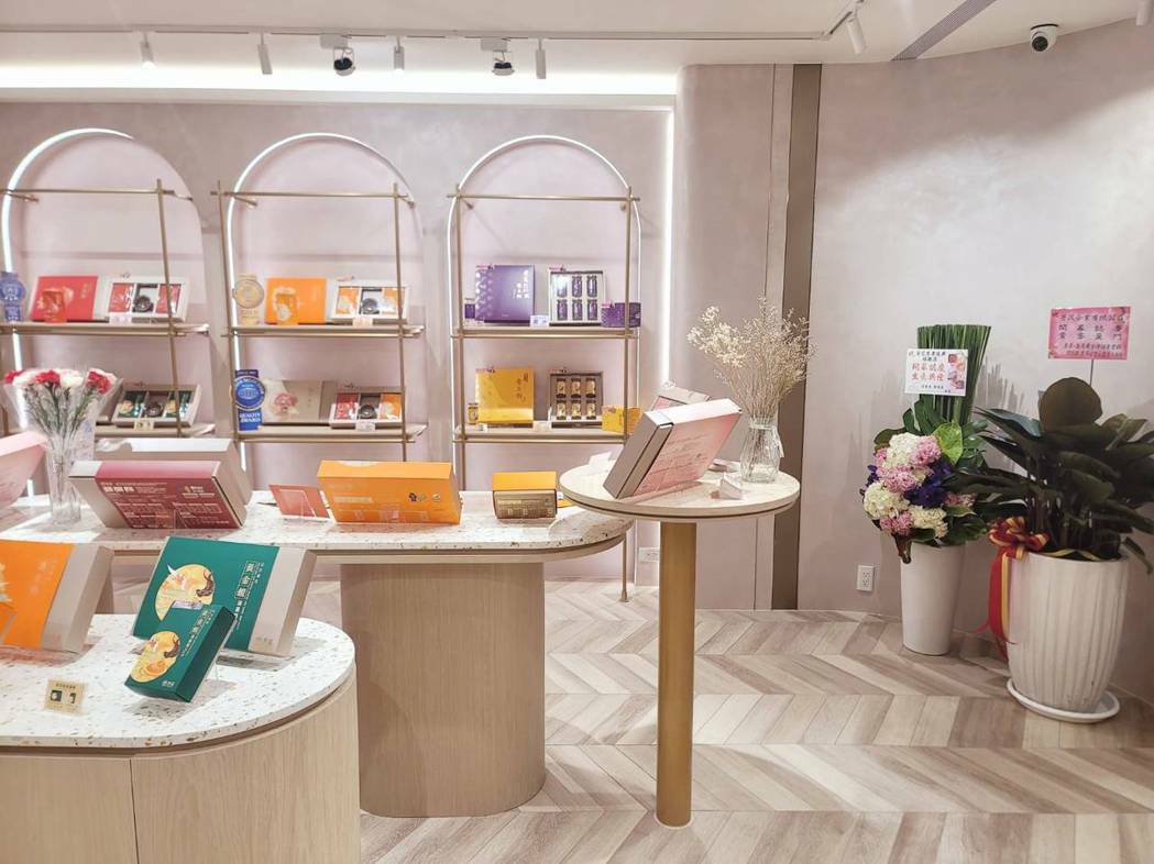 芳茲生技為了拉近與顧客的距離，並提升消費者好感體驗，於台北市東區台北市首間實體門市在 5/9 正式開幕，開幕期間準備了許多門市限定優惠與活動，為台北忠孝東路的精采再添一筆。