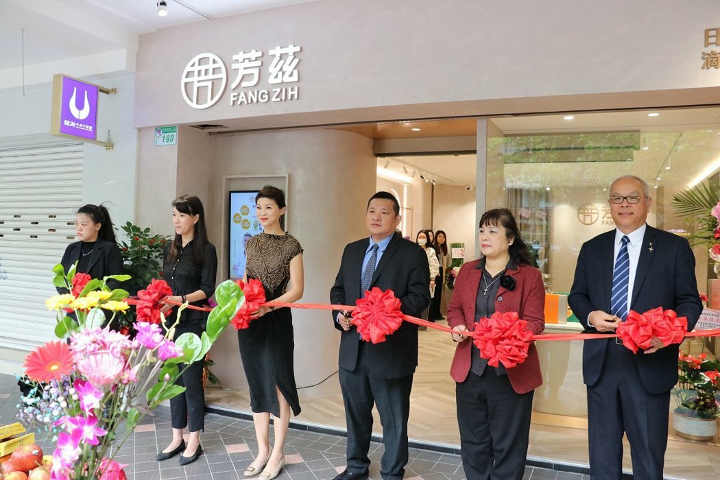 除了重視產品的品質外，林明璇更加在乎消費者的感受，特別選在台北市熱鬧的東區忠孝復興捷運站附近，開設門市讓消費者能親身體驗，讓不同地區的民眾用不同交通方式都能方便前來。