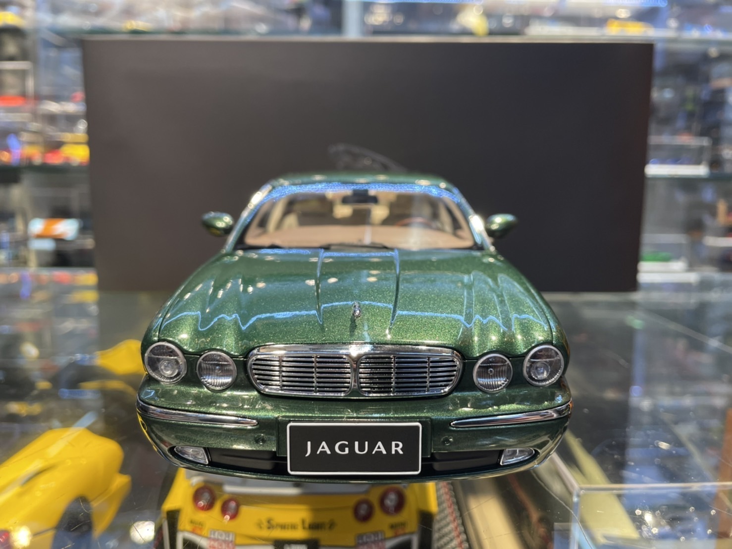 1/18 Almost Real Jaguar XJ6 X350 Green 緑 1/18 Almost Real Jaguar XJ6 X350 Green 緑