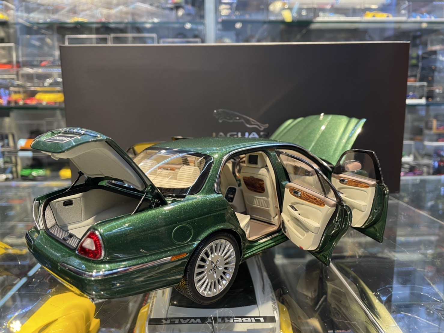 1/18 Almost Real Jaguar XJ6 X350 Green 緑 Almost Real AR 1/18 Scale Jaguar XJ6 X350 Metal Diecast Car