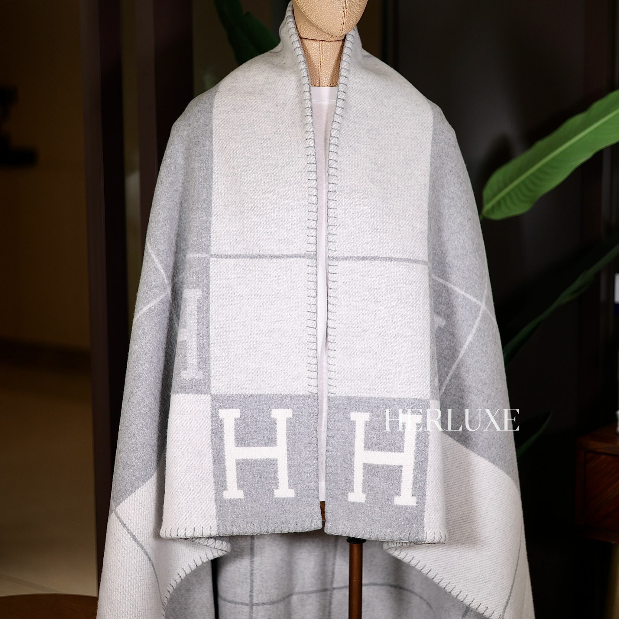 Avalon III throw blanket in jacquard woven wool & cashmere Écru/ Gris Clair