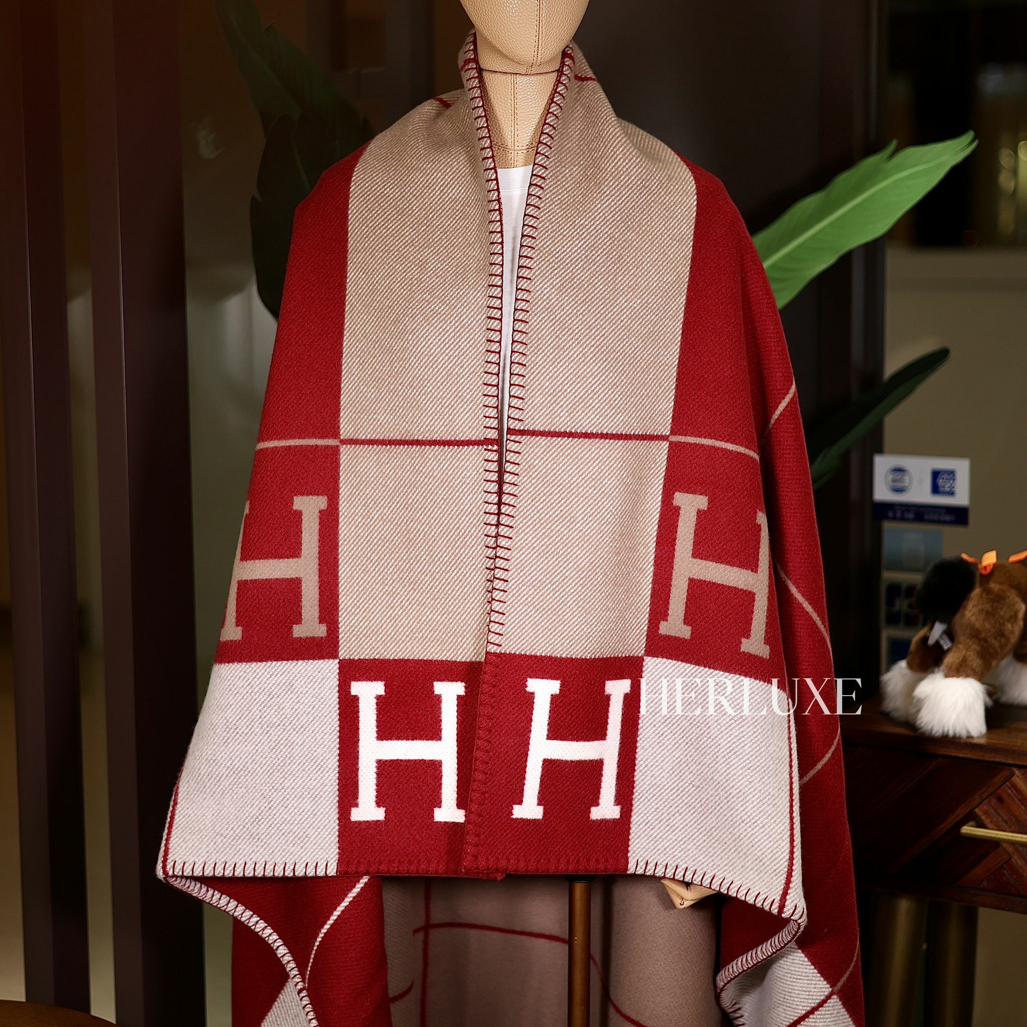 Avalon III throw blanket in jacquard woven wool & cashmere Écru / Rouge H  size 135x170cm