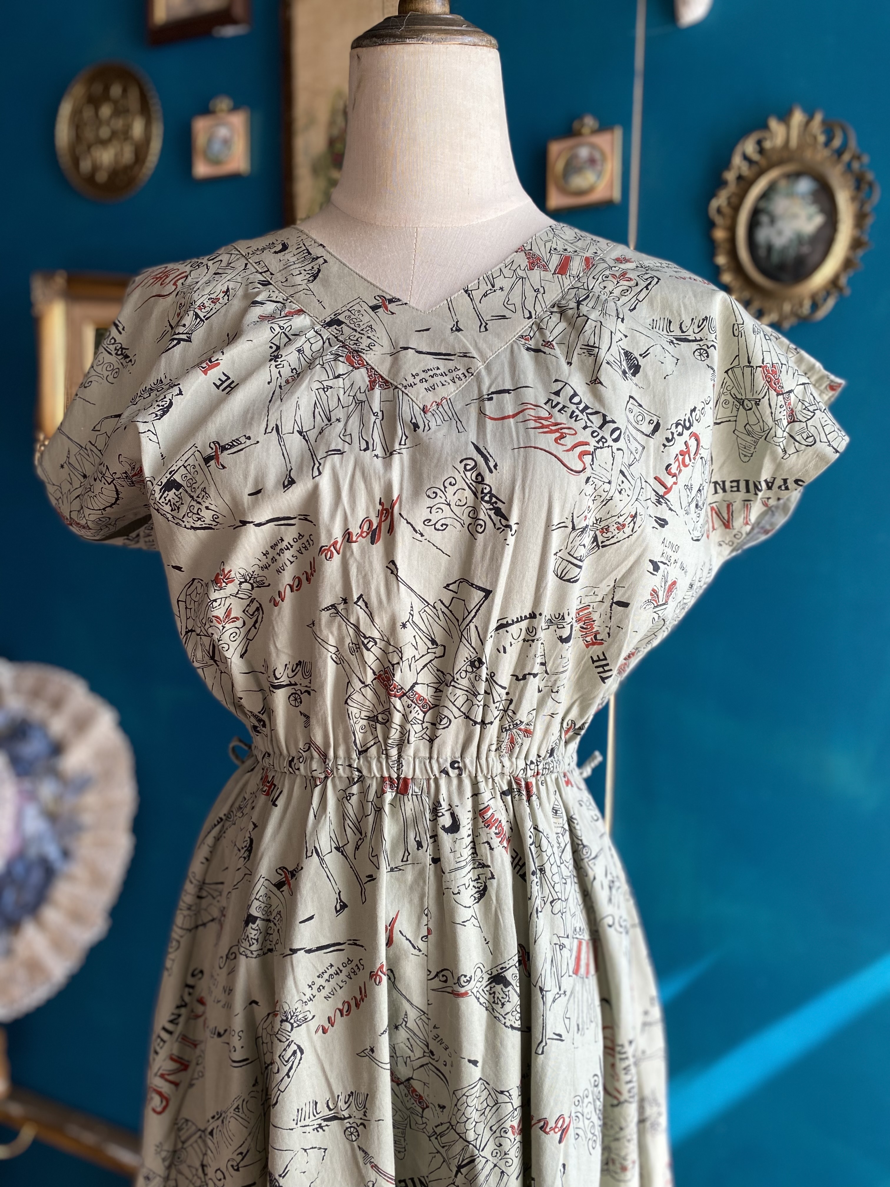 Vintage Dress / 古著V領皇家騎士城堡圖案縮腰洋裝