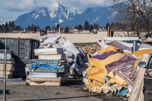 床墊垃圾堆積如山汙染地球環境