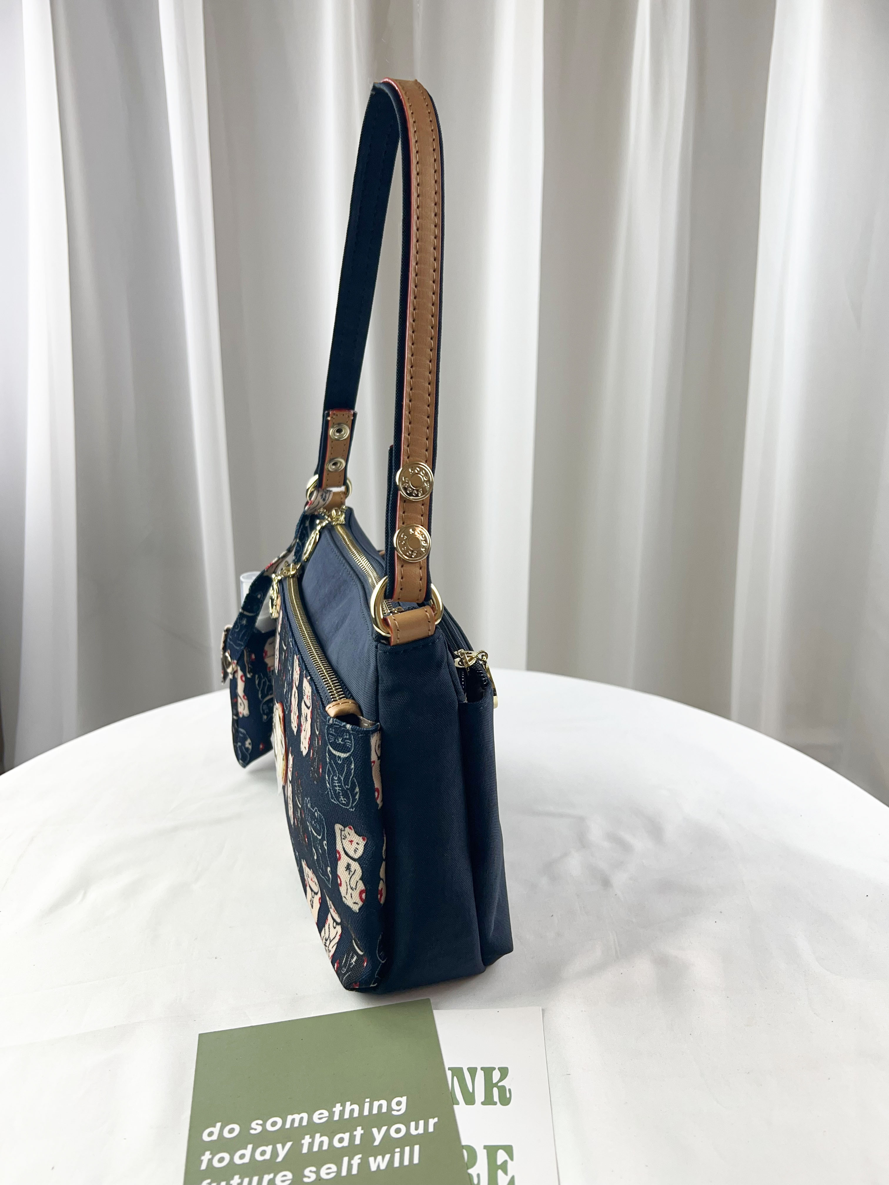 FamilyBear 招財貓拼色防潑水肩背包 / 側背包  #2563