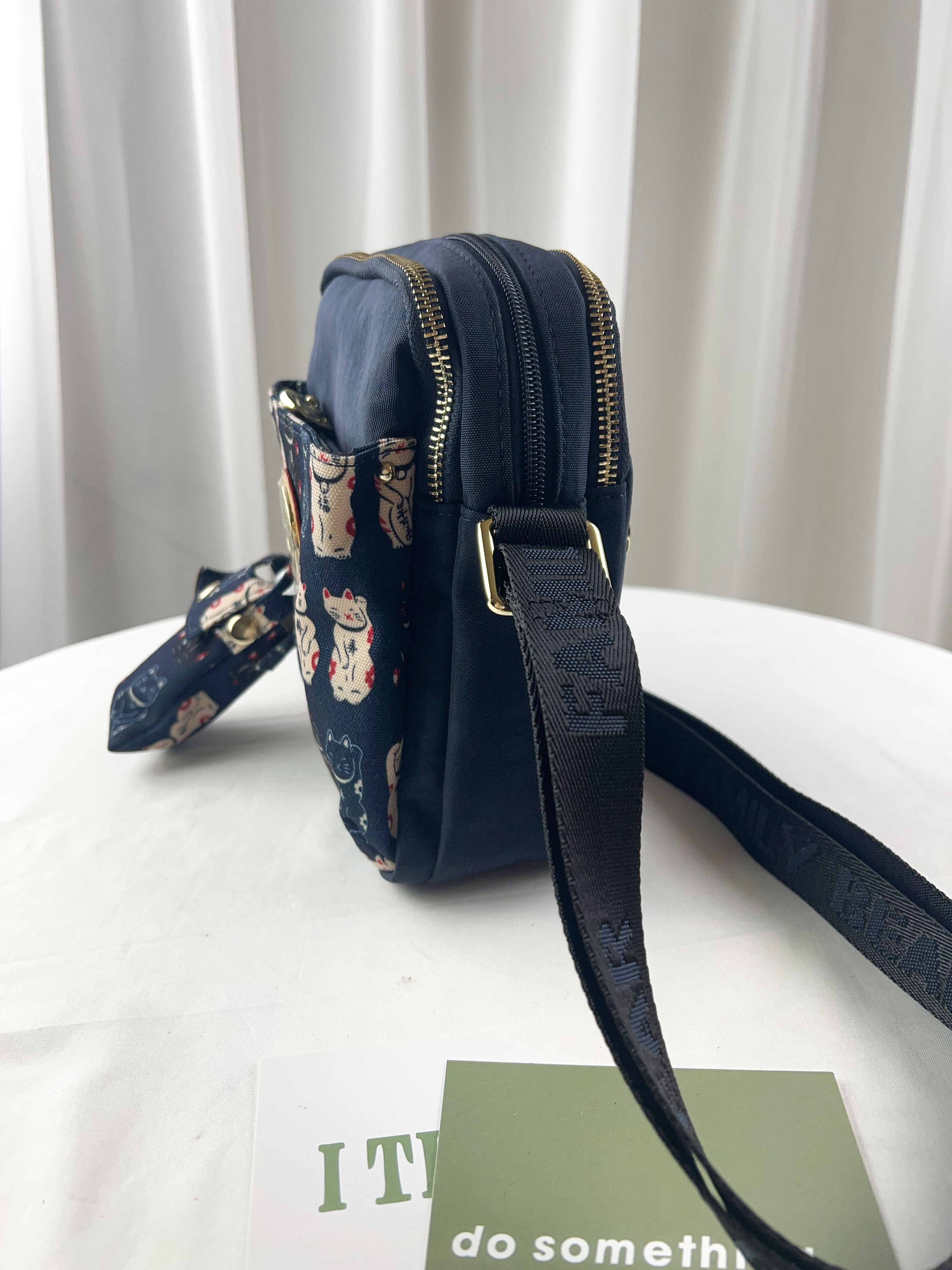 GOODS 招財貓拼色防潑水手機袋 / 側背包  附小熊吊飾 #2499