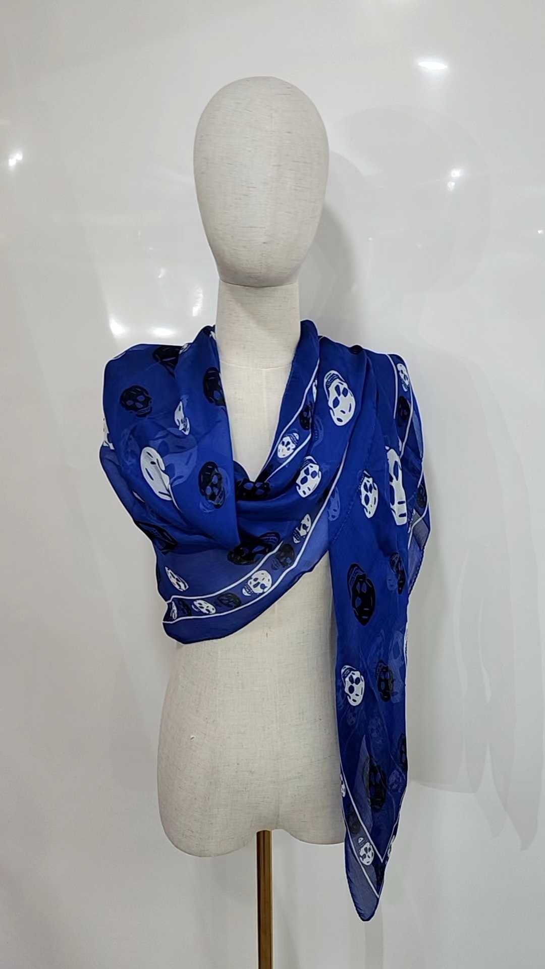 Alexander Maqueen 藍色黑白骷髏頭大方巾 3518053Q0124360 - T