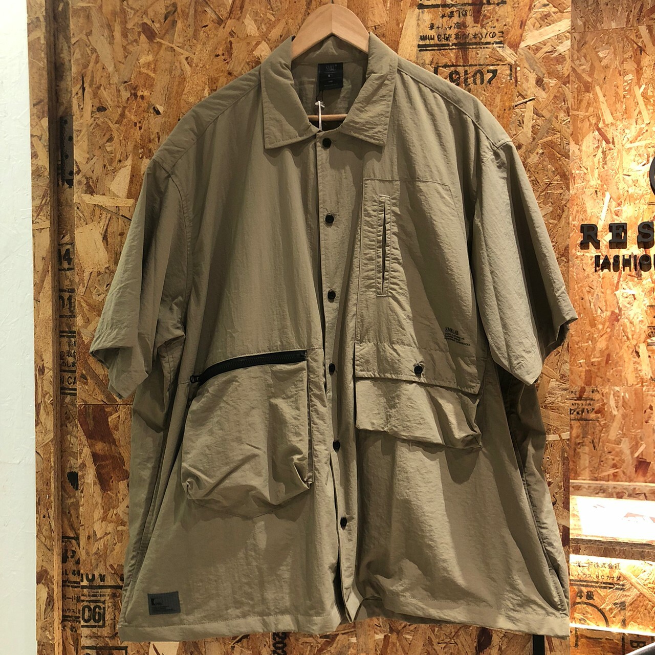 Smokinglife 日系機能風輕工裝順滑舒適多袋鬆身短袖恤衫 ( 薄尼龍質感 ) B1062