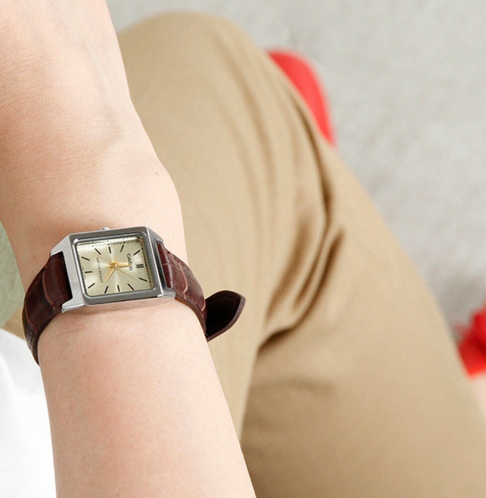 萬年鐘錶 - CASIO  簡單俐落小巧方形皮革女錶 LTP-V007L-9E 錶徑22MM