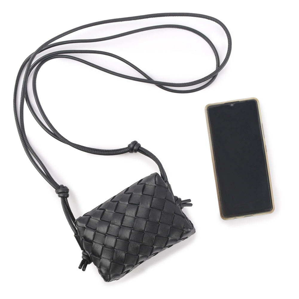 【BOTTEGA VENETA】Candy Loop 小羊皮迷你相機斜背包(黑色)