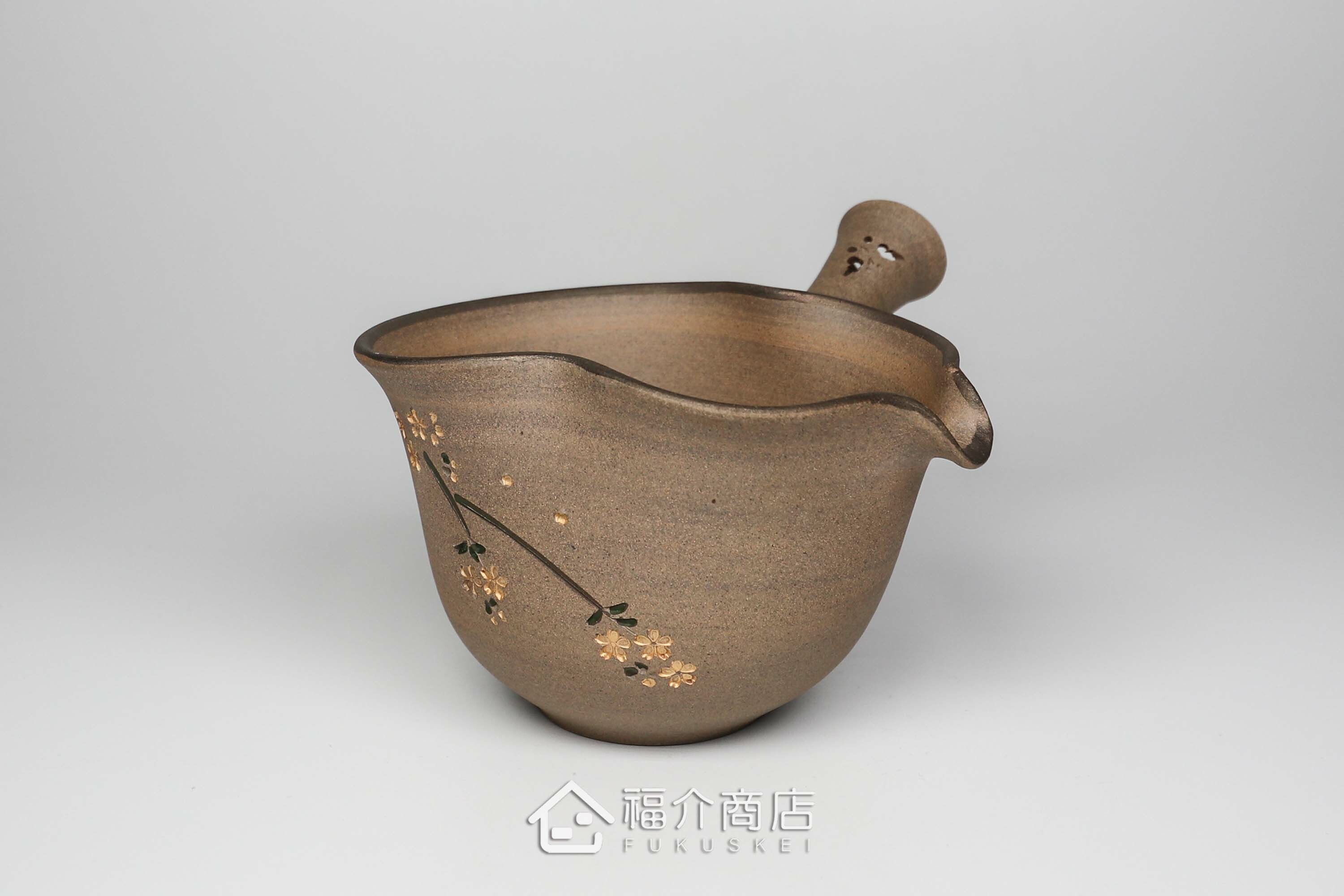 泡茶時將茶水分別倒入杯子的分茶壺