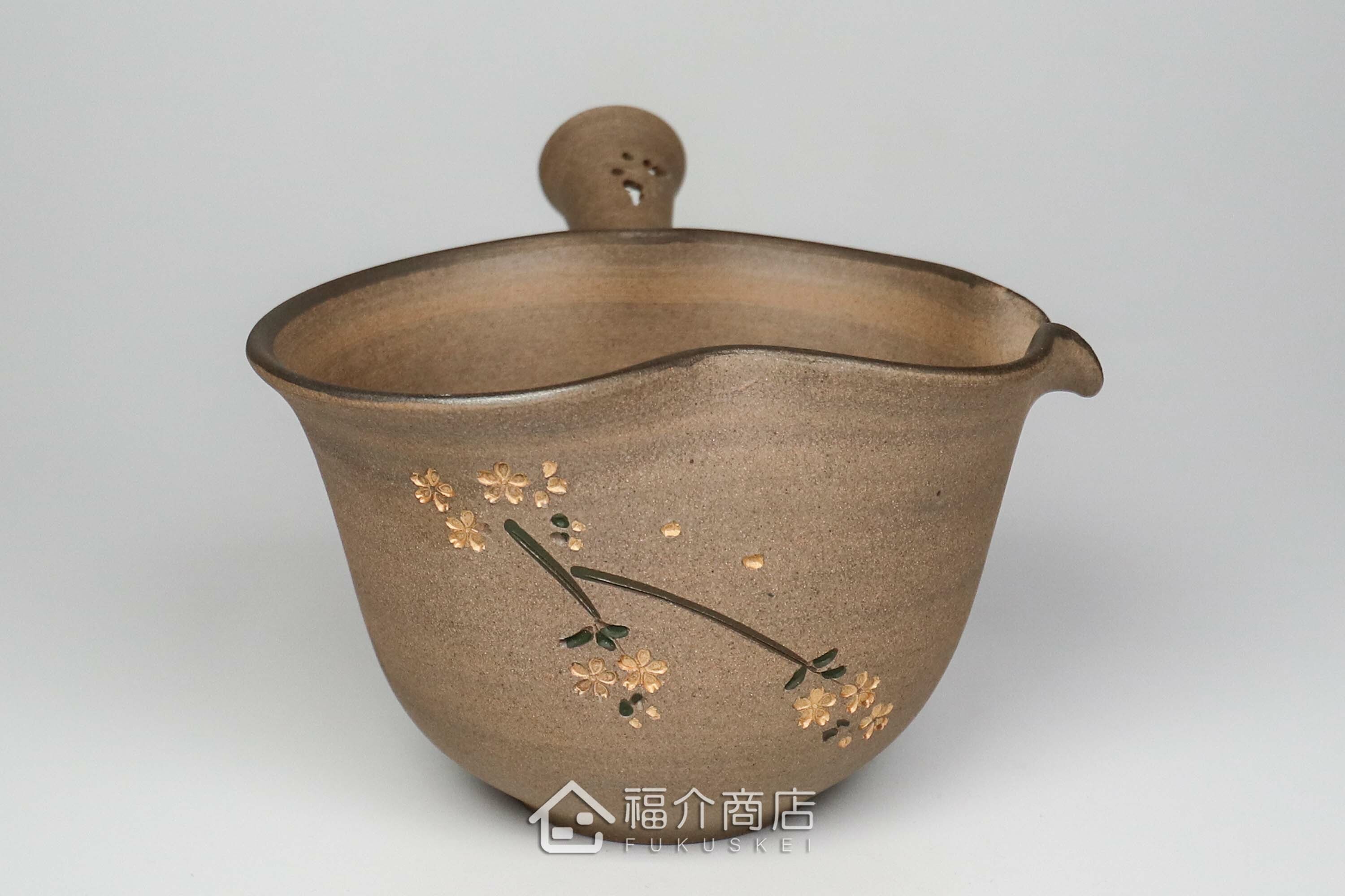 泡茶時將茶水分別倒入杯子的分茶壺