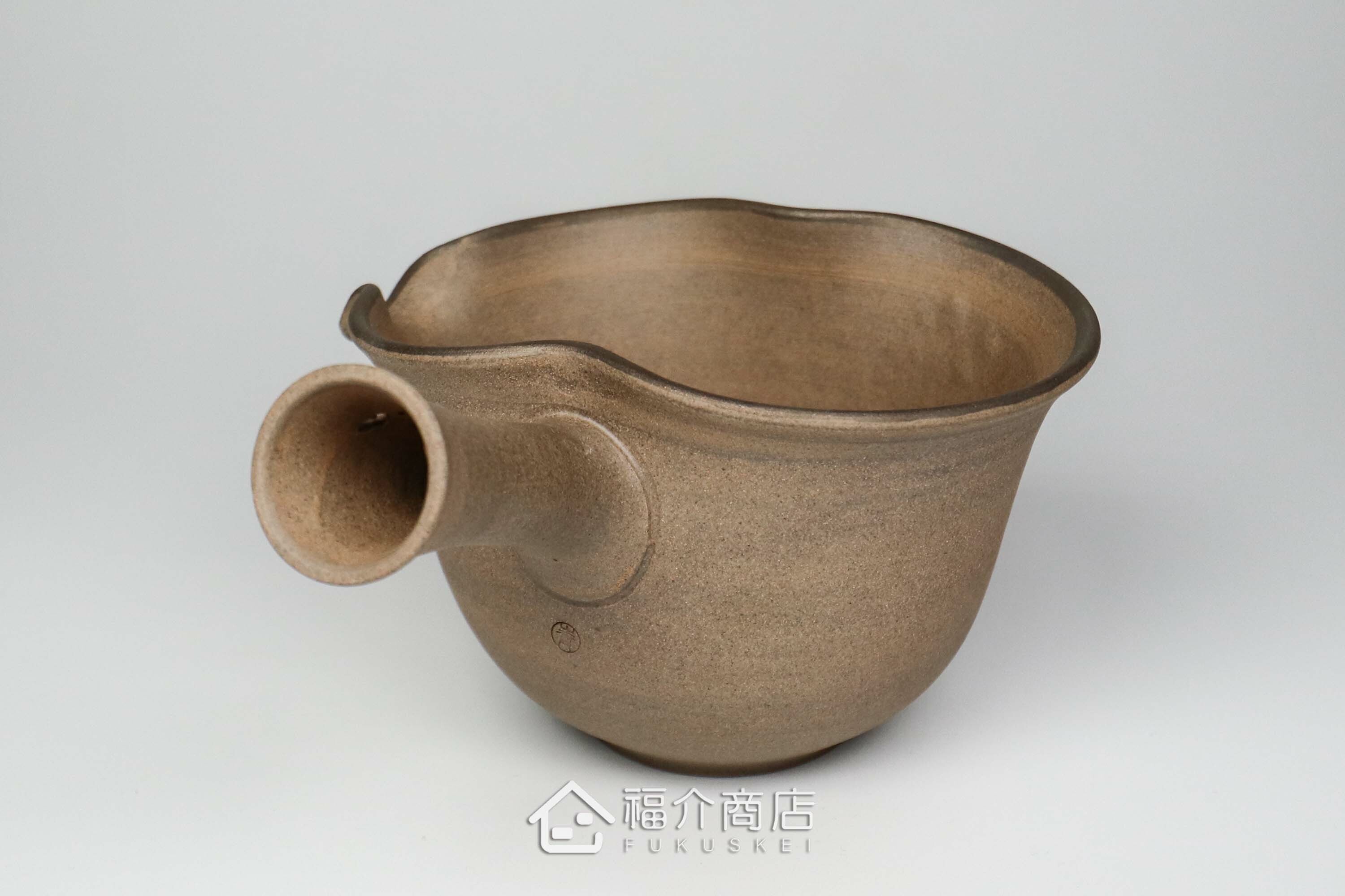 泡茶時將茶水分別倒入杯子的分茶壺