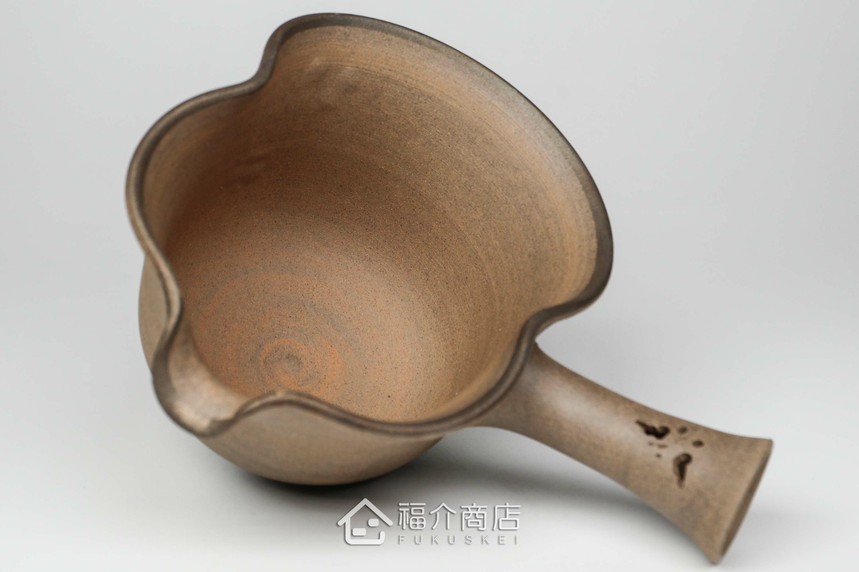 泡茶時將茶水分別倒入杯子的分茶壺