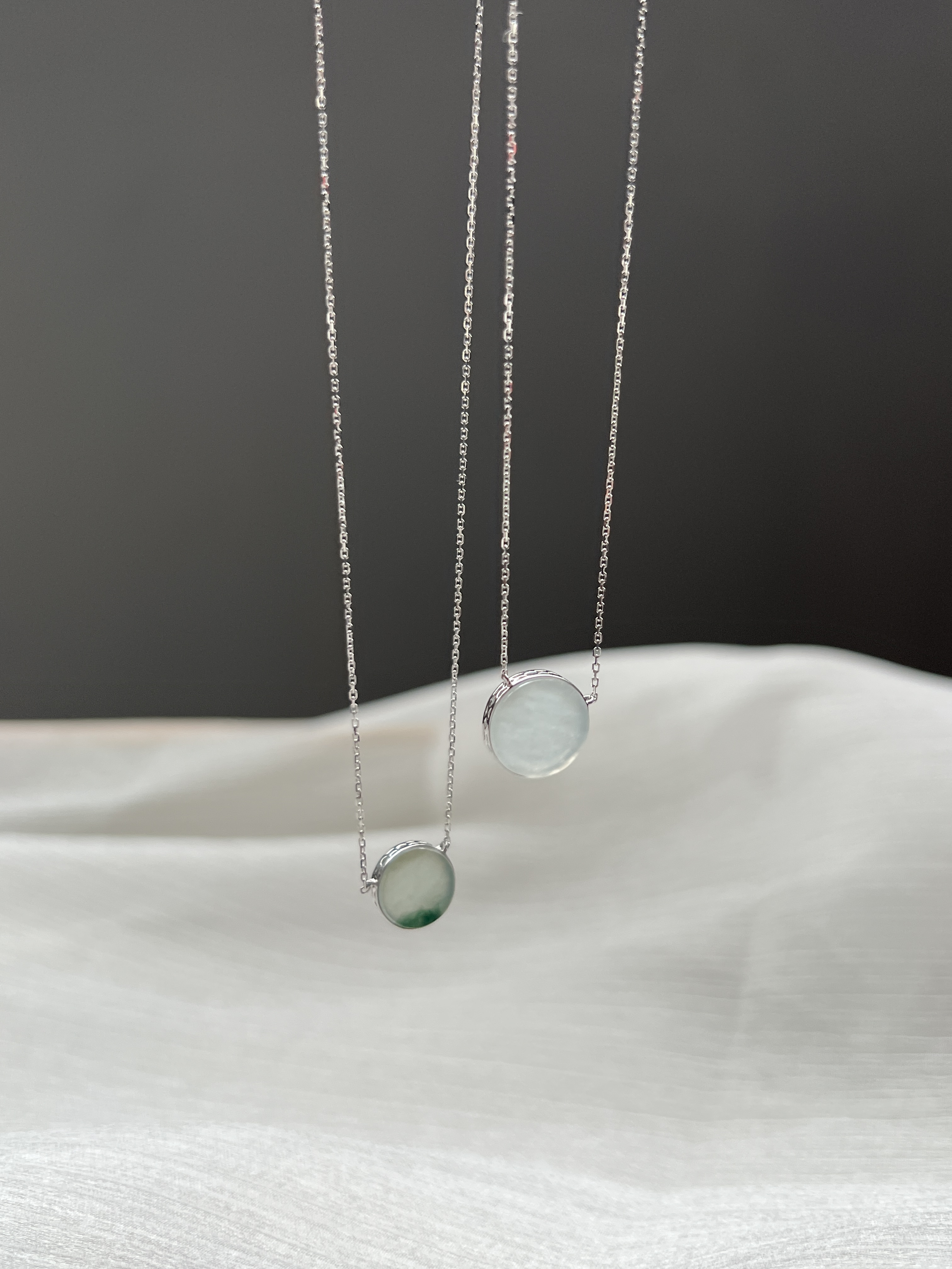 18K冰白圓牌吊墜