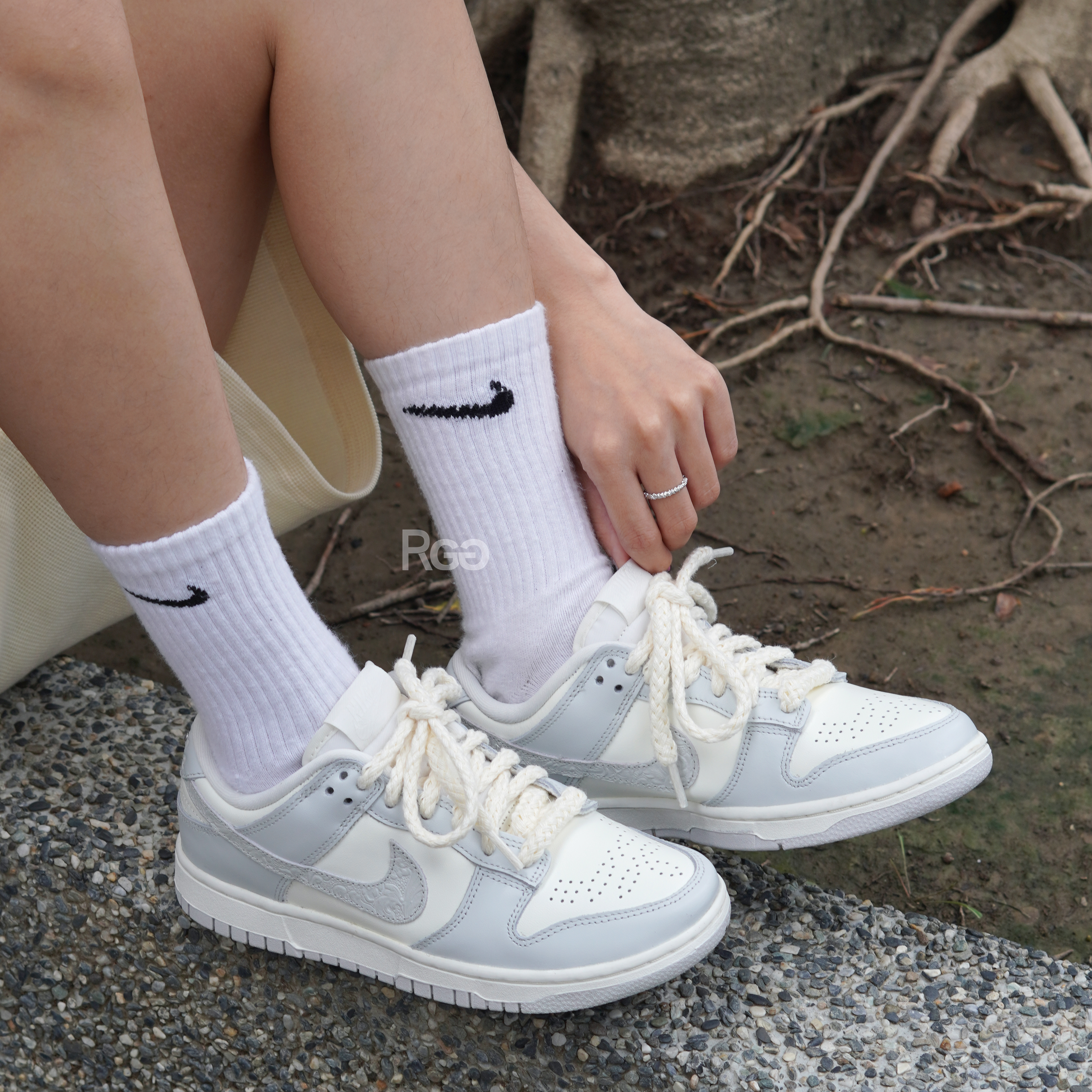 W Nike Dunk Low 浮雕壓紋麻繩奶油灰白(FJ4553-133)