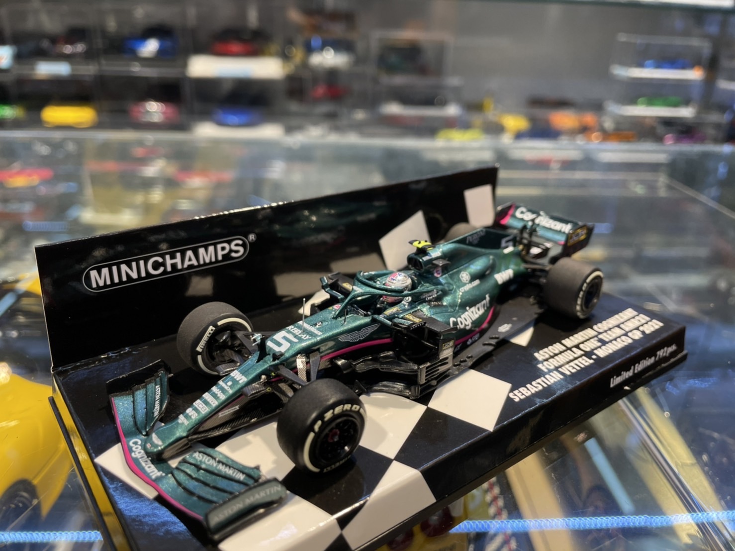 Minichamps 117210605-1:18 Aston Martin Cognizant Formula One Team AMR21-Sebastian Vettel-Monaco GP 2021 Sammlerstück Miniatur Auto, Mehrfarbig