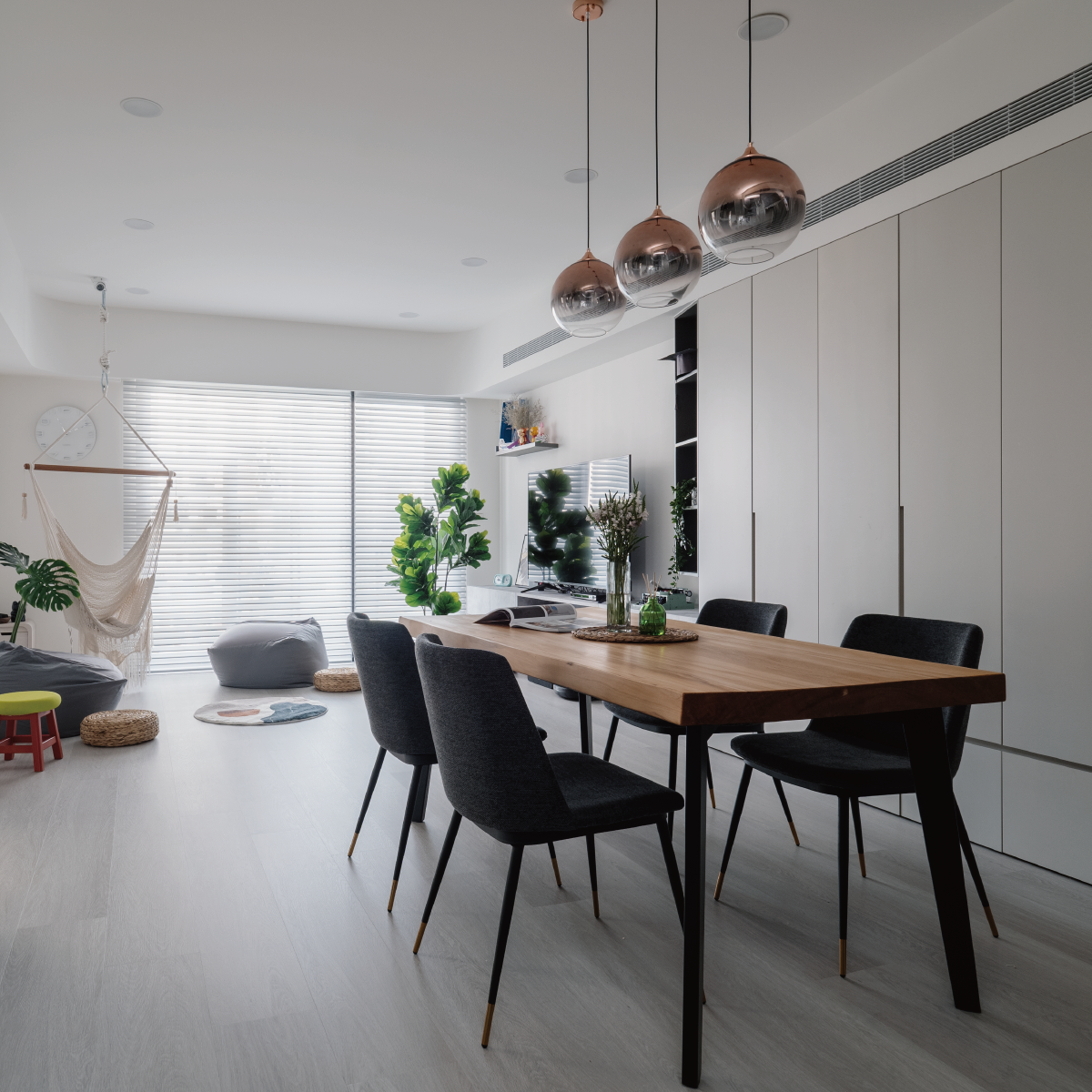 現代北歐風中，天地牆以大量的白覆蓋，簡練的空間引入了木質元素，增添一絲原木特有的暖意。客廳不置入茶几、沙發，搖身一變成為兒童遊戲區，放大公共空間坪效、高度做高，讓整體光線更加充足。photo credit: 好和設計