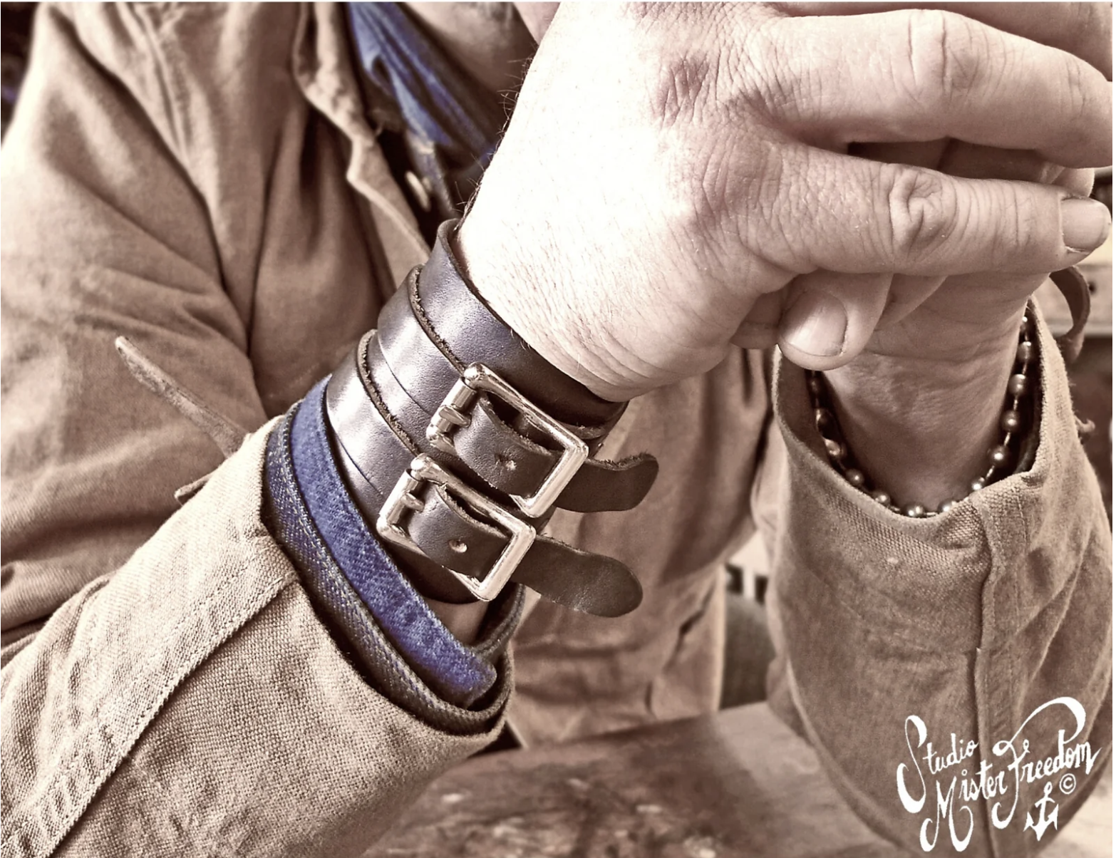 Mister Freedom STRONGMAN CUFF / Black (茶芯黑)