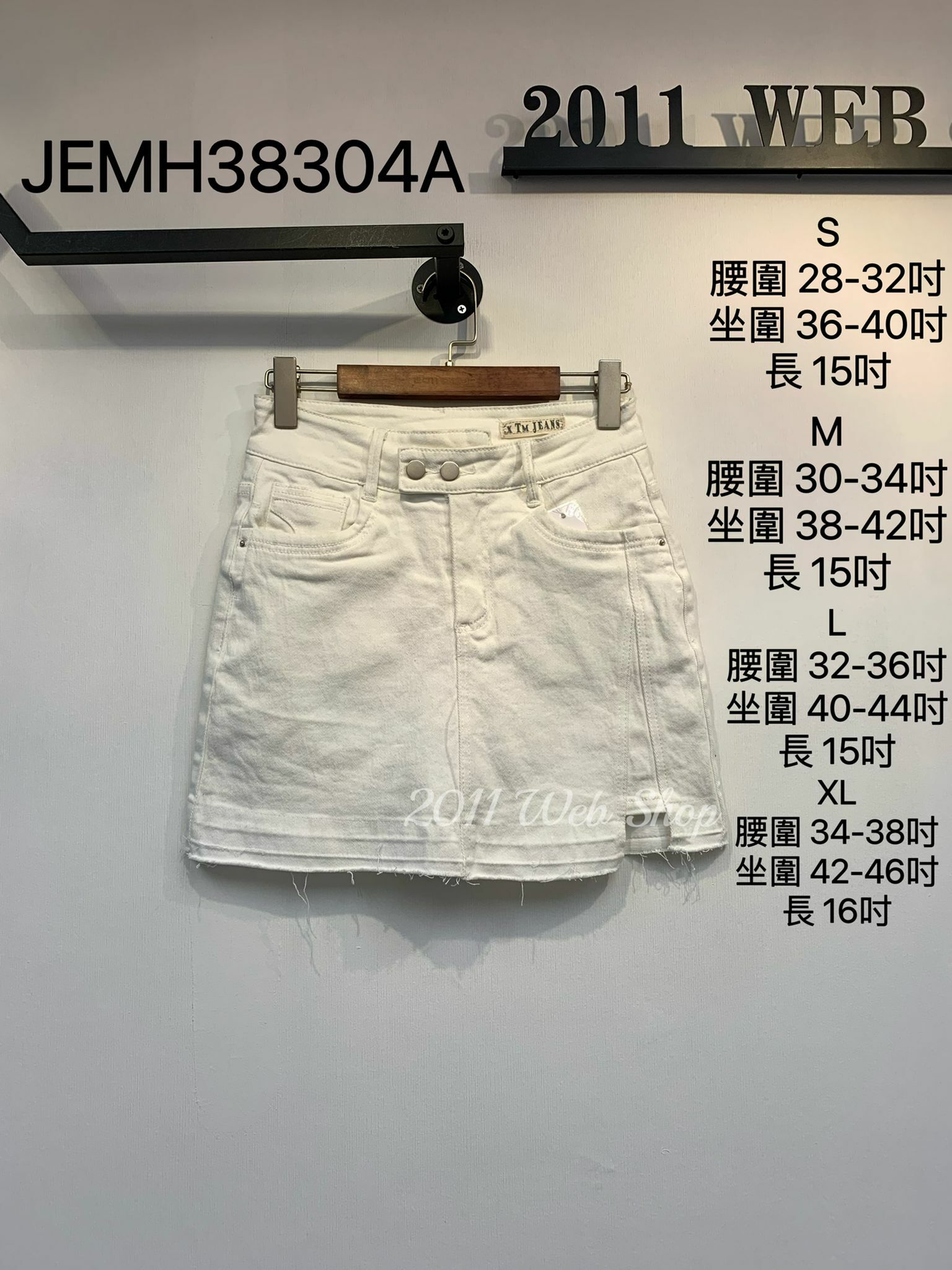 氣質純白雙扣短裙  S:腰圍28-32吋坐圍36-40吋長15吋/M:腰圍30-34吋坐圍38-42吋長15吋/L:腰圍32-36吋坐圍40-44吋長15吋/XL:腰圍34-38吋坐圍42-46吋長16吋 *不設優惠*  JEMH38304A