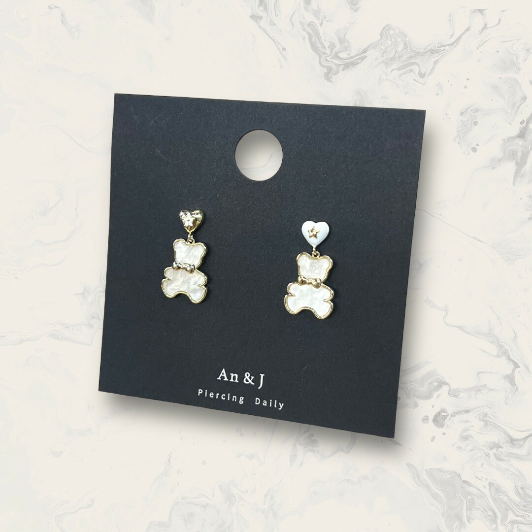 韓國直送-銀針 不對稱 金愛心吊金邊白面領結熊熊